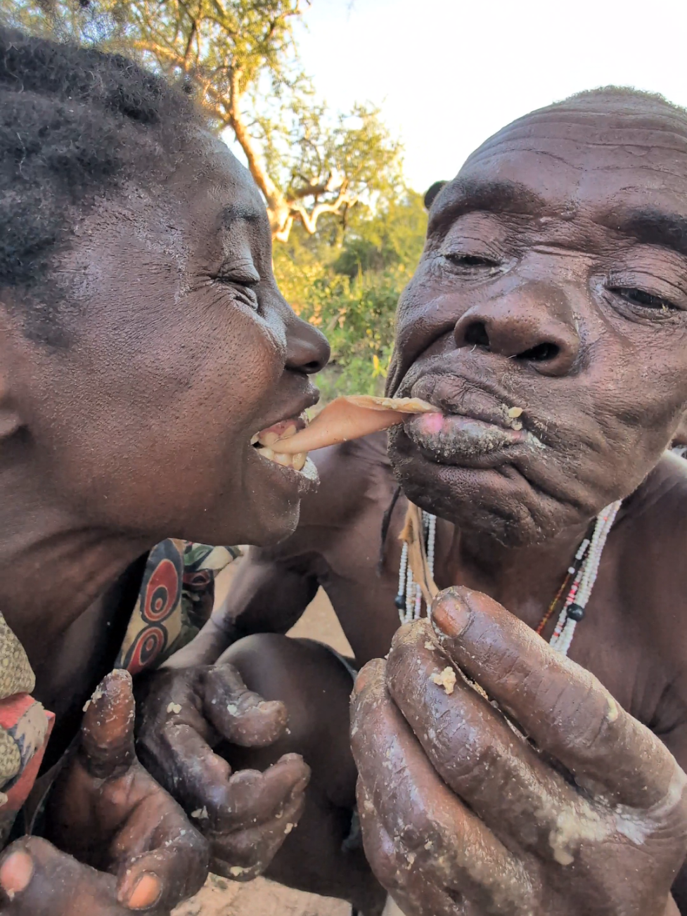 Wow 😲😳💕 This was So incredible experience See How bushman eats Raw food with his Lovely wife #usa_tiktok #Football #cooking #africastories #africa #FoodLover #foodlover 