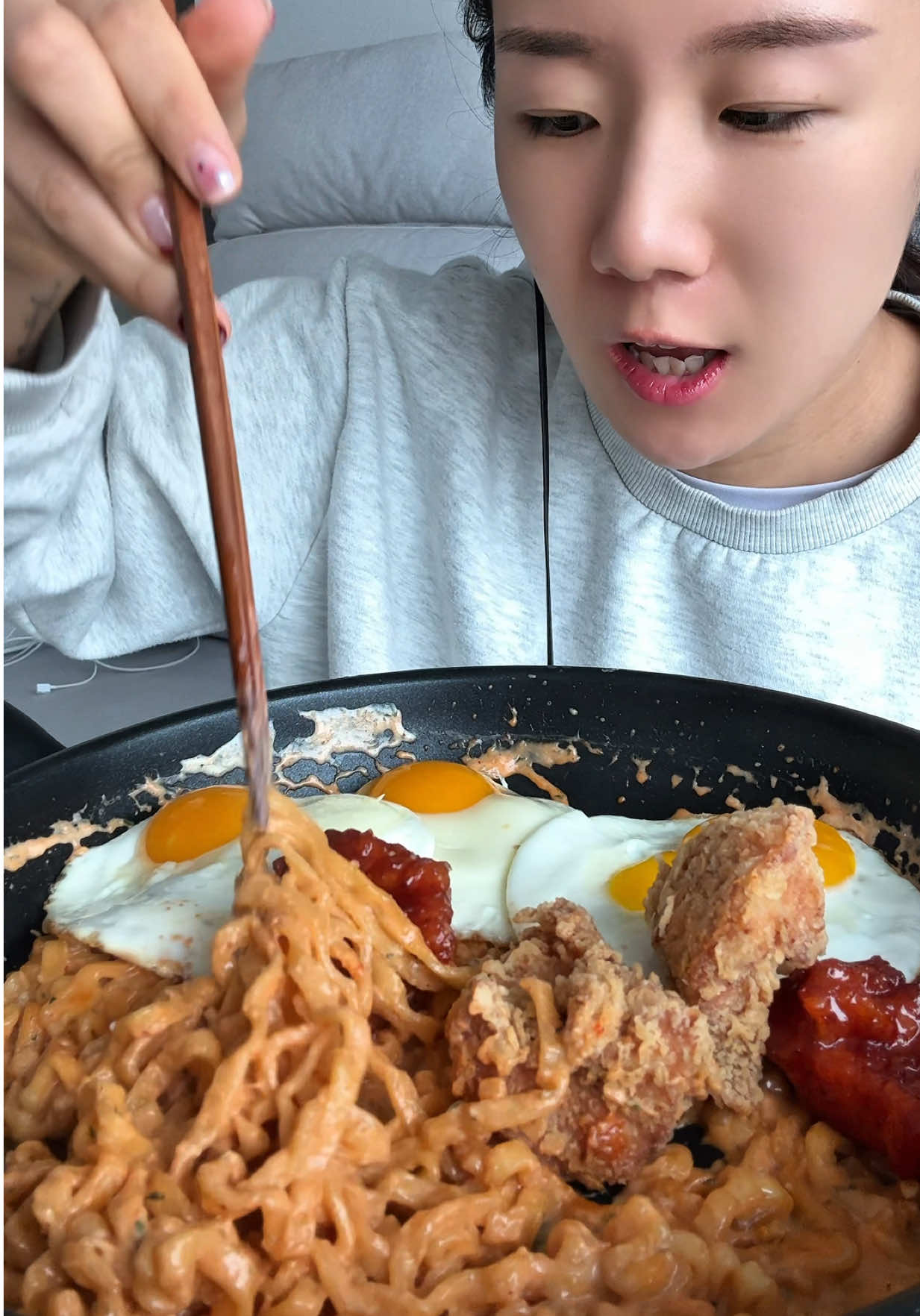 나 이제 불닭 잘 먹어요! 까르보불닭 남은 치킨 계란 3개 #food #mukbang #먹방 #한판만 