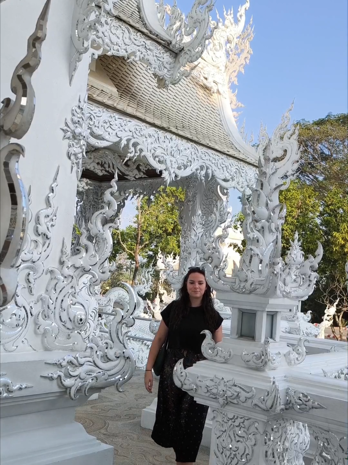 Wat rong khun, l'un des plus beaux temples de la Thaïlande, une merveille !  📍 À 13km de Chiang Rai 💰 100 baths / personne ~ 2,80€ 🕗 8h00 - 17h00 ⚠️ Portes une tenue appropriée : épaules et genoux couverts #templeblanc #watrongkhun #thailand #thailande #templethailand #watthailand #whitetemple 