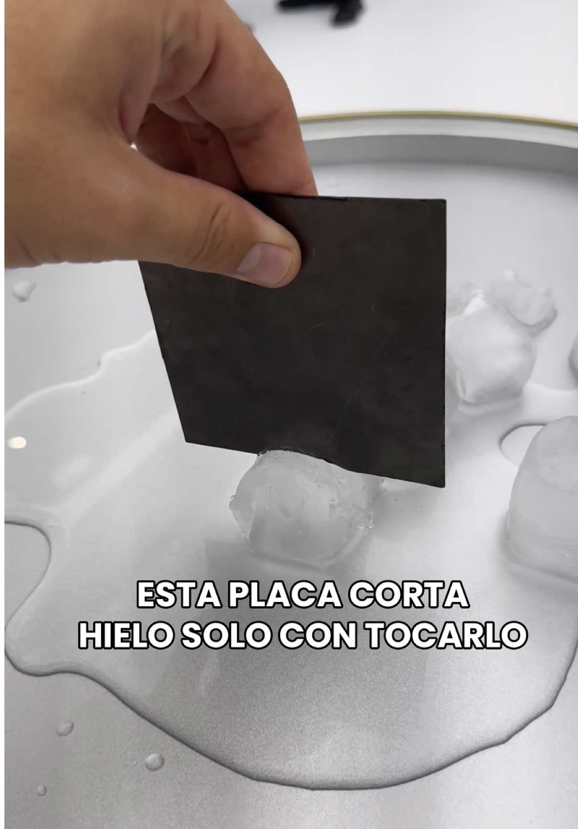 ¡Esta placa corta el hielo solo con tocarlo! El triple plegable Mate XT de Huawei integra esta tecnología para evitar que la batería se caliente. ¿Cómo es posible que un placa de grafeno corte hielo?¡A nosotros nos parece increíble!  #mwc25 #mwcbarcelona #huawei #huaweimatext #plegable #tecnologia #techtok #curiosidadestecnologicas #noticiastecnologicas #zonamovilidad 