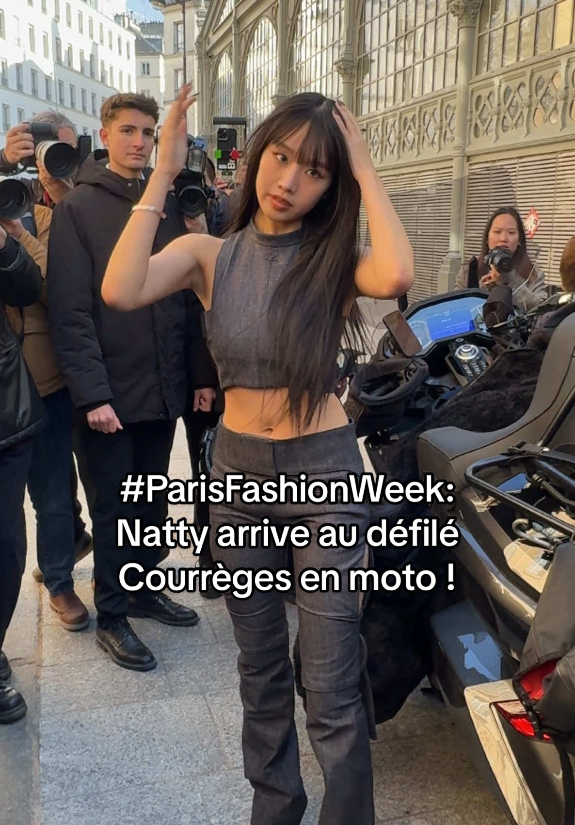 Natty du groupe Kiss of Life a captivé tous les regards au défilé Courrèges lors de la #FashionWeek de Paris avec une arrivée remarquée ! #VogueFrance #Natty #KissOfLife #ParisFashionWeek #TikTokFashion