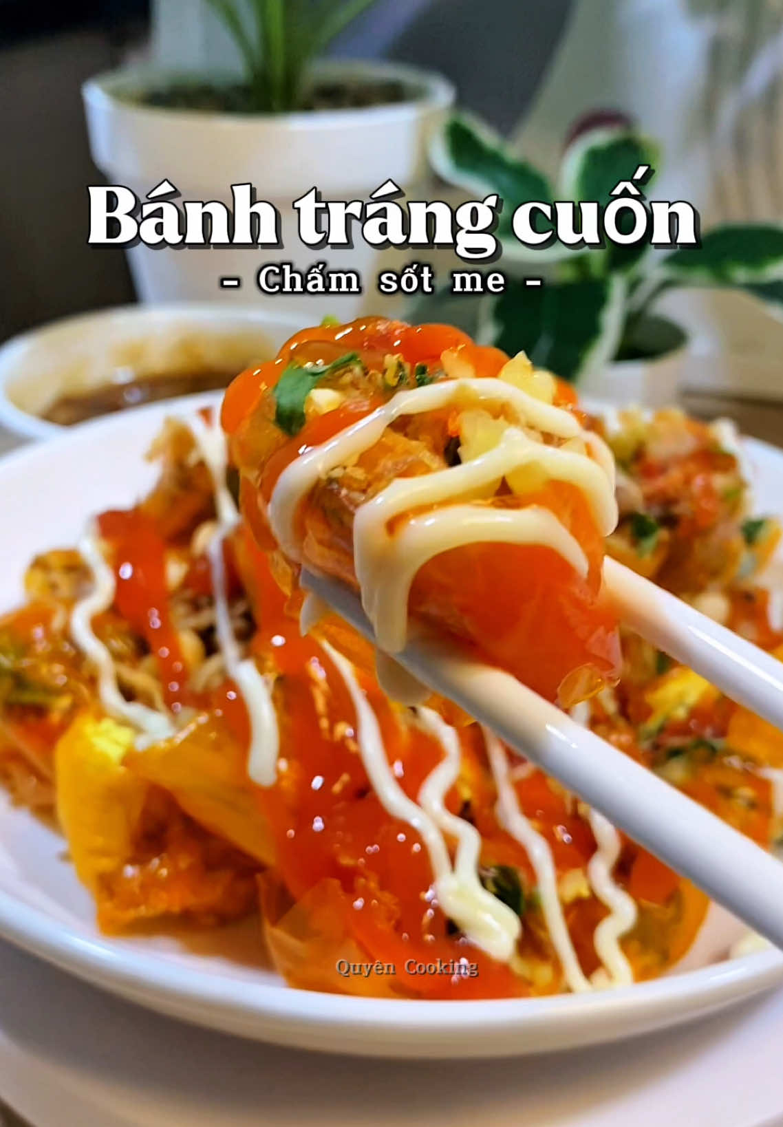 Cơm nước gì chưa người đẹp, tối rồi có ai thèm ăn vặt BÁNH TRÁNG CUỐN chấm sốt me hong??🤭 #LearnOnTikTok #ancungtiktok #nauancungtiktok #quyencooking🌱 #anngonnaugon #monngonmoingay #banhtrangcuon #andem 