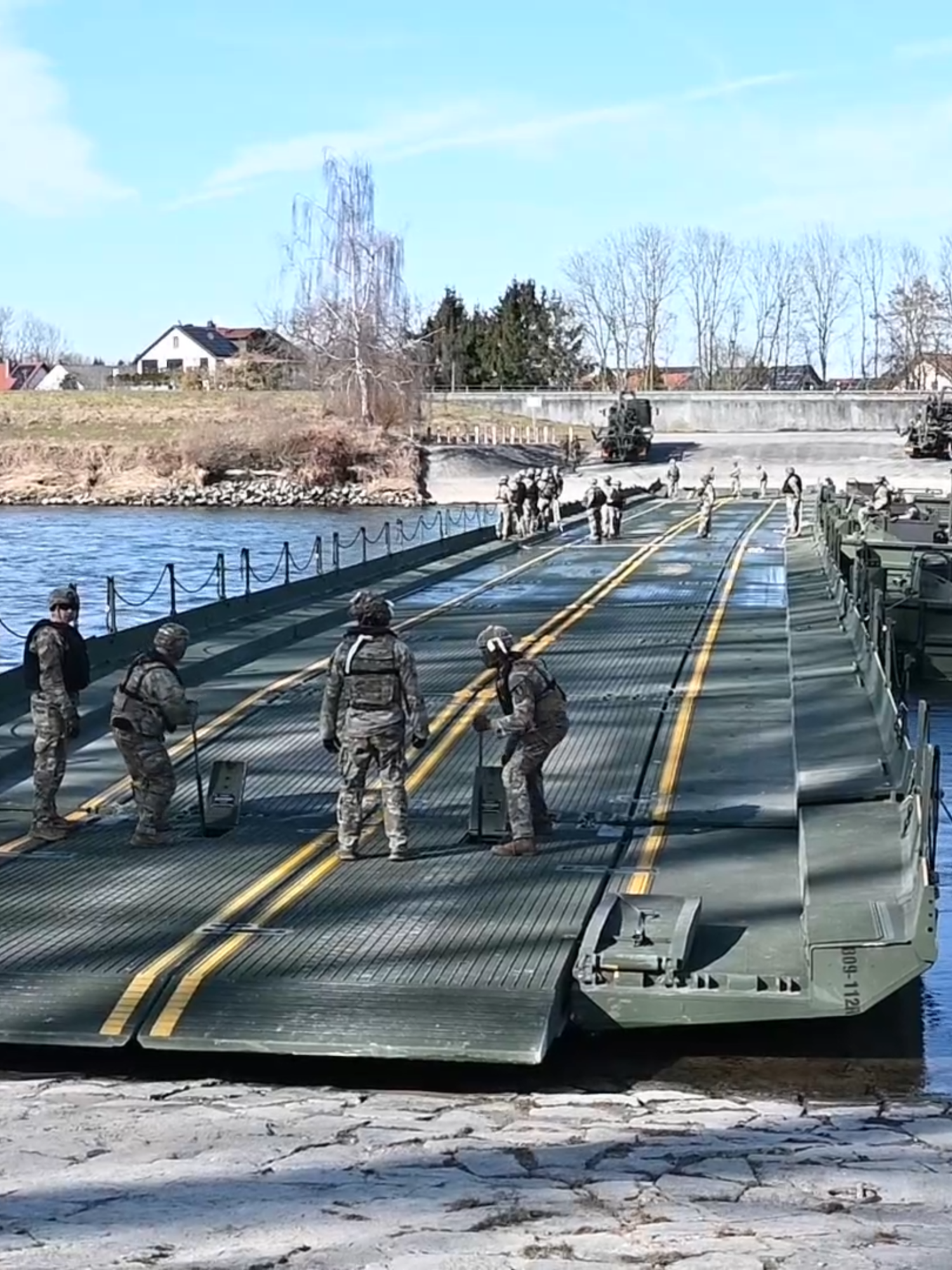 U.S. Soldiers Conduct Building bridges