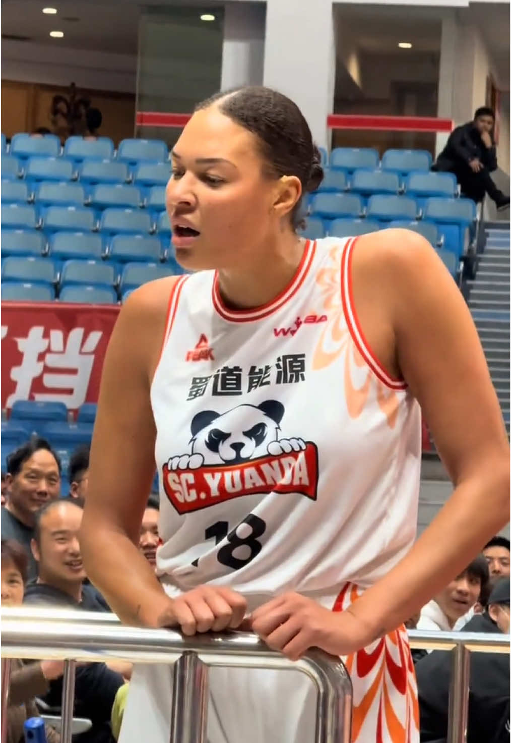 Cambage in a rage～ 🤣🤣🤣#basketball #tiktok #foryou #wcba #WNBA #elizabethcambage 