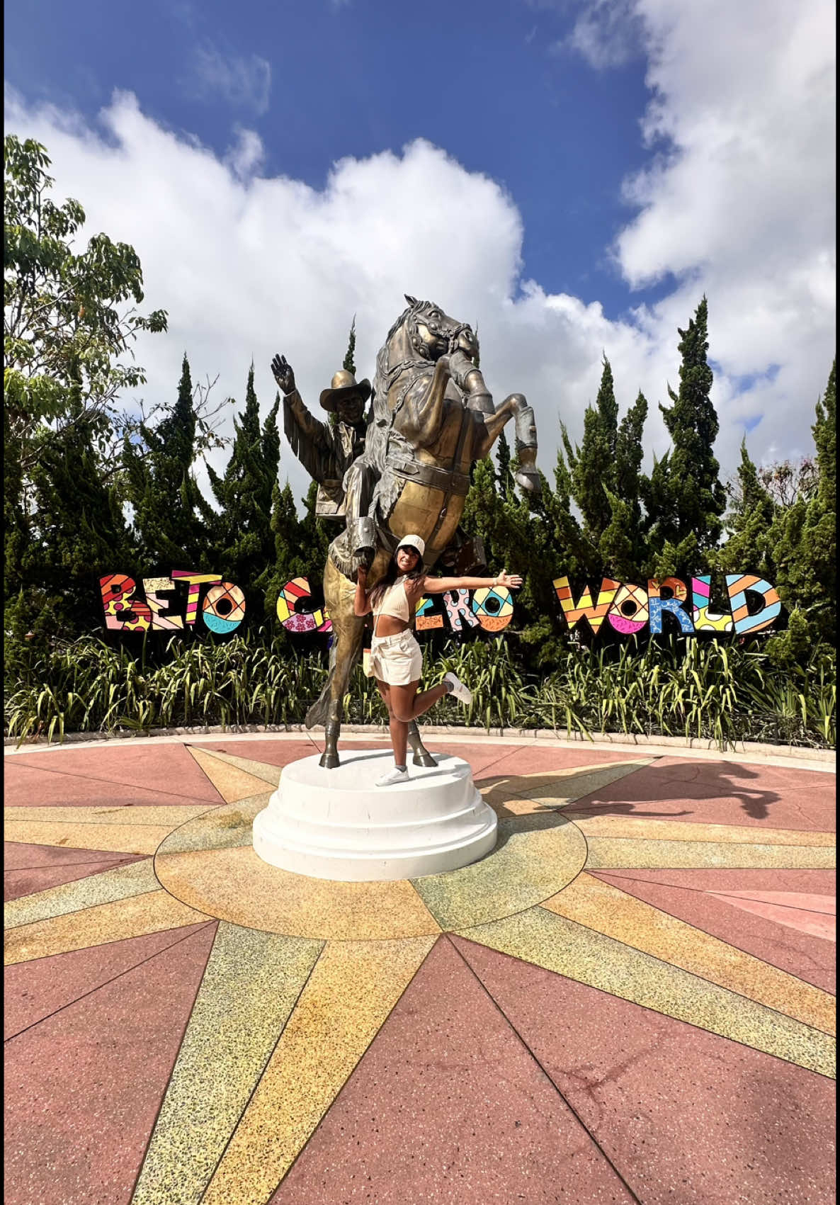“Quer aproveitar TODOS os brinquedos do Beto Carrero sem perder tempo em filas? Aqui está a estratégia perfeita! ⏳🎢 ➡️ De manhã: vá nos brinquedos com menos fila e aproveite o parque com calma. ➡️ À tarde: hora dos brinquedos radicais! Enquanto a maioria está nos shows, você curte as atrações mais disputadas sem esperar tanto. ➡️ Se não for nos shows, dá pra ir em tudo tranquilamente! No vídeo, mostro o passo a passo para curtir ao máximo! Salva essa dica e bora viver essa aventura! 🚀 #BetoCarrero #DicasDeViagem #ParqueDeDiversões”