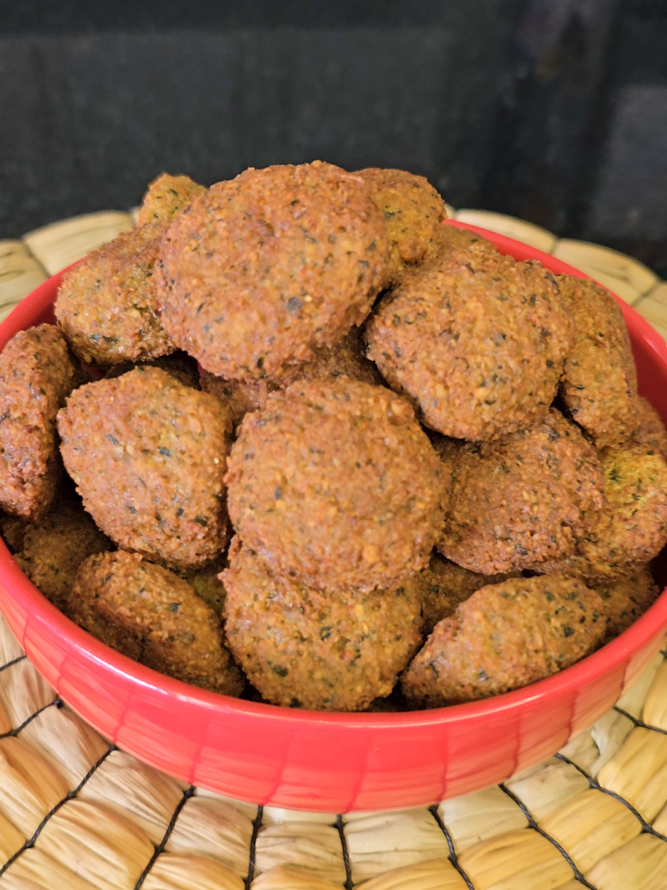 📢 3 DÍAS, 3 RECETAS CON GARBANZOS – DÍA 1: FALAFEL PERFECTO 🔥 🚨 ¡Si alguna vez hiciste falafel con garbanzos cocidos… te tengo malas noticias! 😱 Así NO se hace. Hoy te enseño el truco para lograr un falafel crujiente por fuera, suave por dentro y lleno de sabor. 🤤✨ ✅ Aquí tienes la receta: 🔸 Ingredientes: ✔ 1 taza de garbanzos secos (remojados 12 horas, NO cocidos) ✔ ½ cebolla picada ✔ 2 dientes de ajo ✔ ½ taza de perejil ✔ ½ taza de cilantro ✔ 1 cdita de comino ✔ Una pizca de bicarbonato de sodio ✔ Sal y pimienta al gusto ✔ 2 cdas de harina de garbanzos o miga de pan. ✔ Aceite para freír 🔸 Preparación: 1️⃣ Procesa los garbanzos (sin cocinar) junto con la cebolla, ajo, perejil y cilantro hasta obtener una mezcla granulada. 2️⃣ Agrega comino, sal, pimienta, bicarbonato y harina. Mezcla bien y refrigera 30 min. 3️⃣ Forma bolitas o discos y fríelos en aceite caliente hasta dorar. 4️⃣ Escurre sobre papel absorbente y sirve con tahini o yogurt. 📌 Guárdalo para probarlo y cuéntame, ¿con qué lo acompañarías? 👇 ⚡ El viernes seguimos con la receta 2… ¡No te la pierdas! 🔥 #RecetasConGarbanzos #FalafelPerfecto #RecetasFáciles #Viral #RecetasDeliciosas #CocinaEnCasa #Falafel #FalafelReceta 