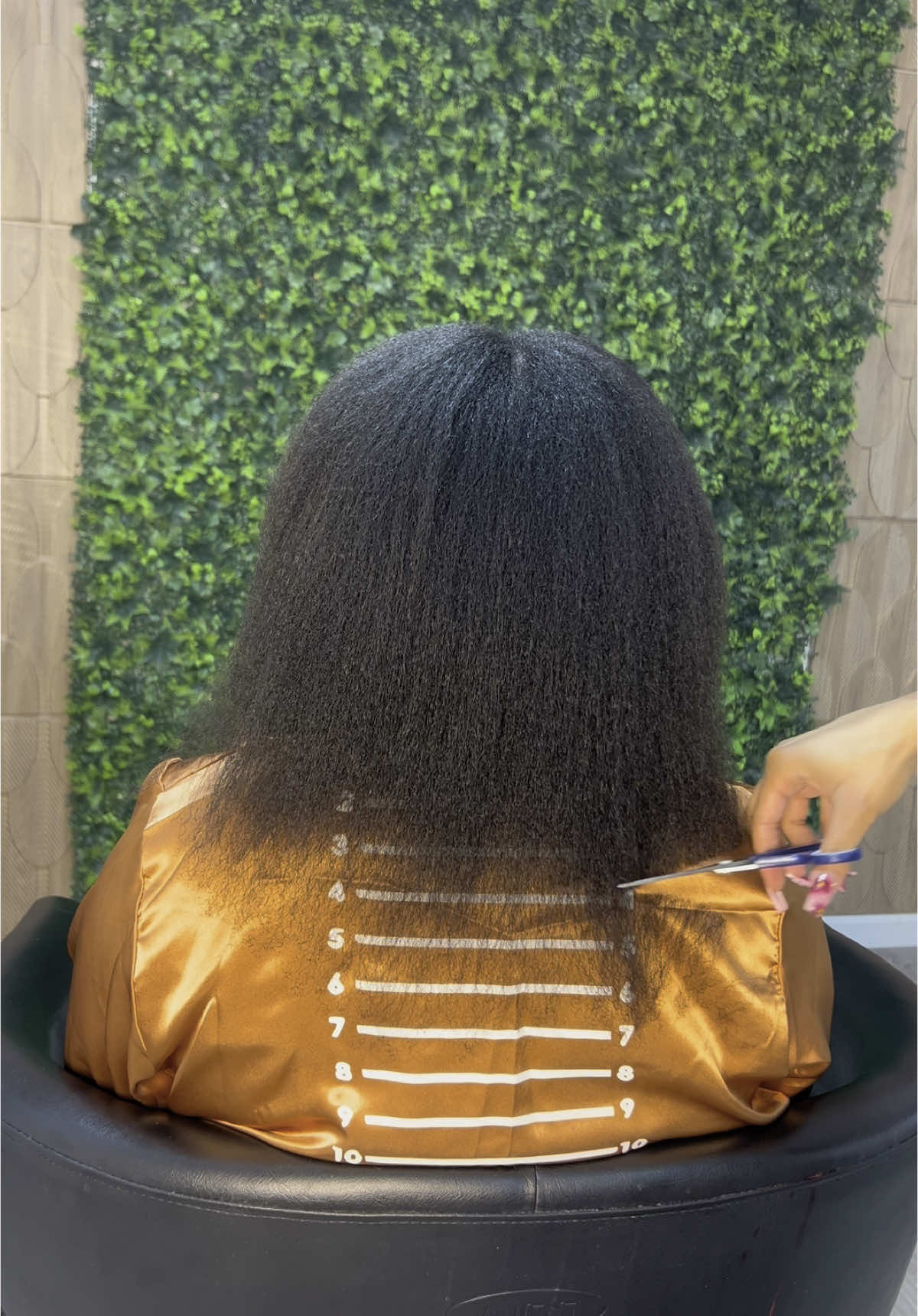 Cutting extremely damaged bleached and dyed hair #healthyhair #silkpressandcut #cuttingdamagedends #damagednaturalhair #damagedhair #damagedends #extremelydamagedhair #healthyhairjourney #healthyhairtransformation #blowdryhair 