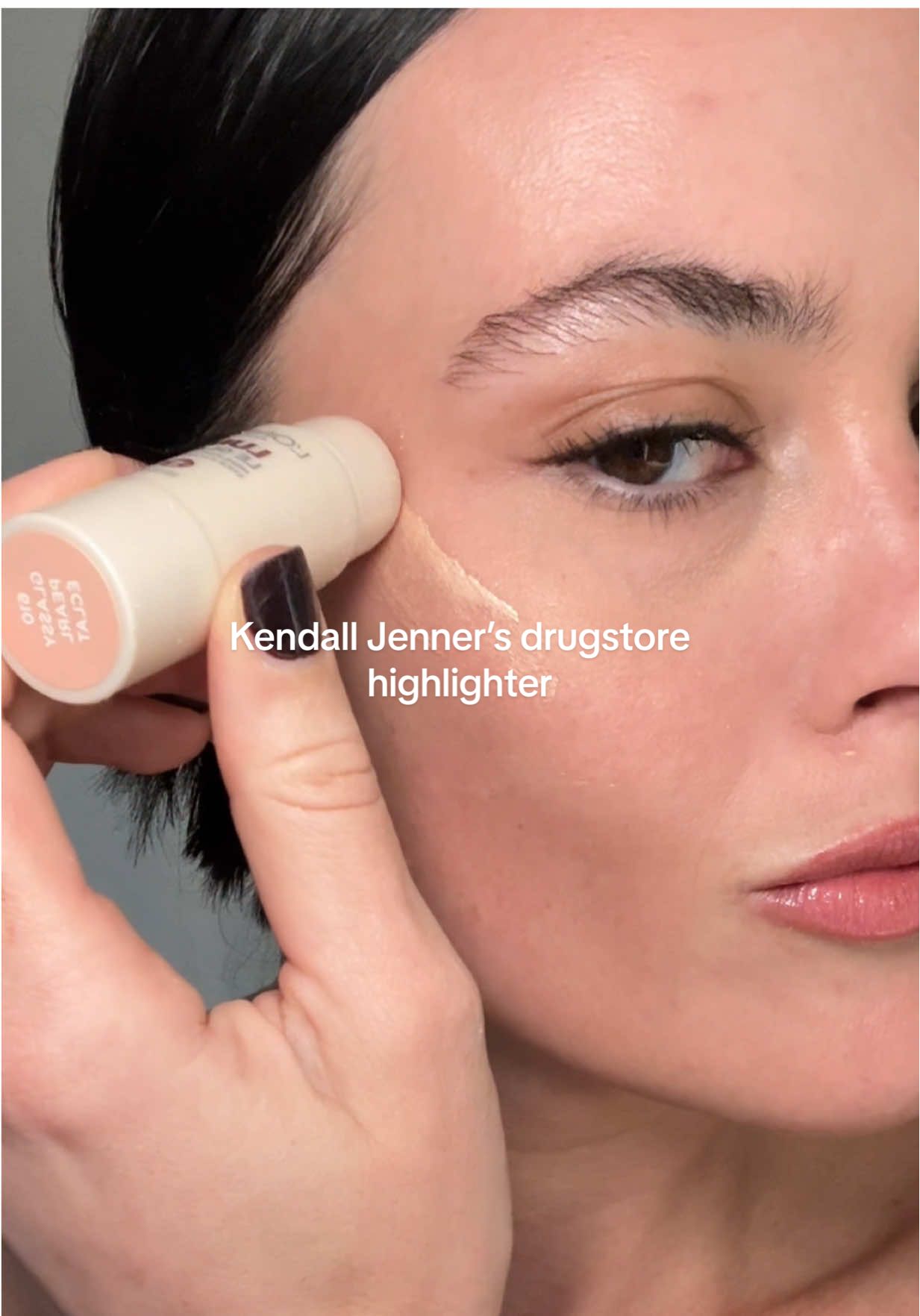 When Kendall Jenner wore drugstore highlighter to the Oscars—I knew I had to try 😍😍 Product:  @L’Oréal Paris  Lumi Le Glass Stcik - 610 glassy pearl éclat #lorealparis #highlighter #kendalljenner #makeuptutorial #kendalljennermakeup 