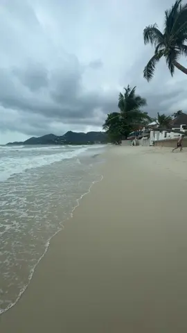 Moody Beach Walks 😍 #Beach #Beachwalk #tropicalstorm #thailand #kohsamui #traveltwice #fyp #foryoupagе #travel #travelvlog 