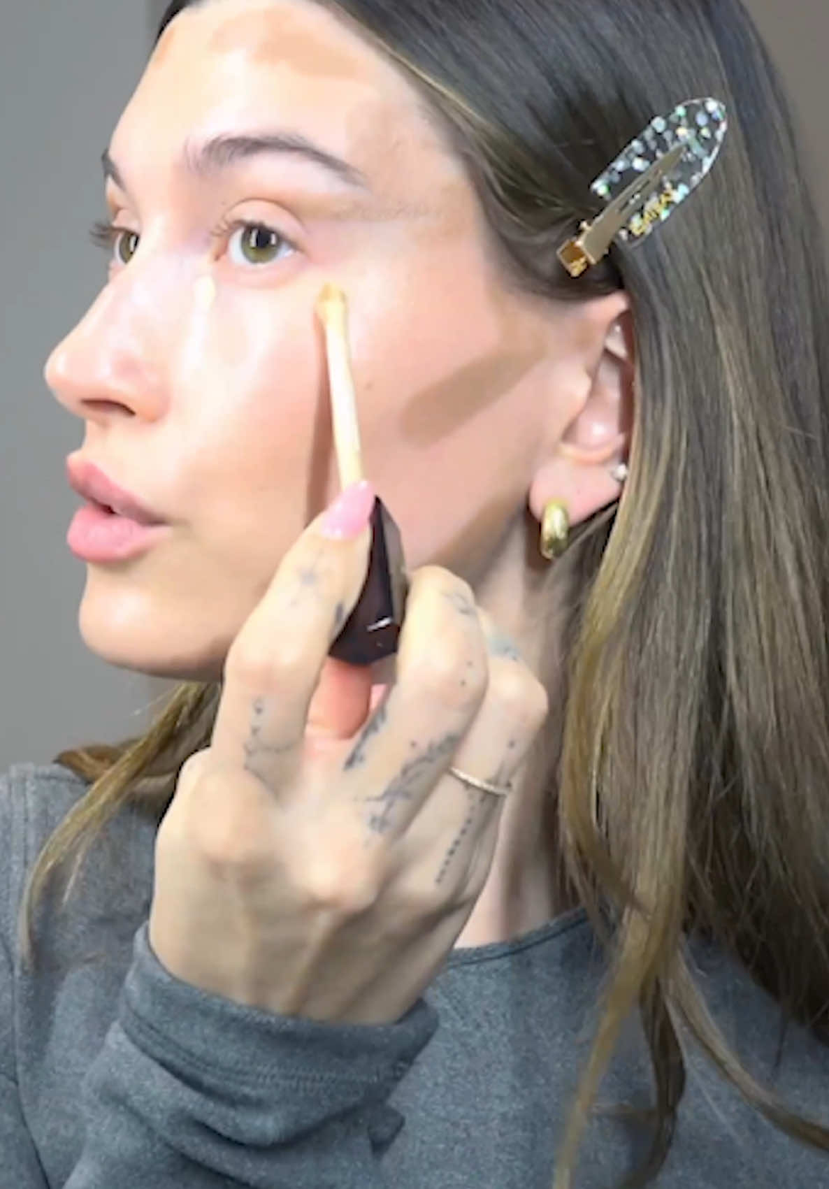 Get ready with @Hailey Bieber  to create her signature berry look featuring our bestselling Vanish Airbrush Concealer and Veil Hydrating Skin Tint as a flawless base.     Hailey uses: Veil Hydrating Skin Tint in shade 7 Vanish Airbrush Concealer in Fawn Ambient Lighting Powder in Volume I Unlocked Instant Extensions Mascara Vanish Seamless Finish Concealer Brush No. 2 Foundation / Blush Brush No. 7 Finishing Brush   #HourglassCosmetics