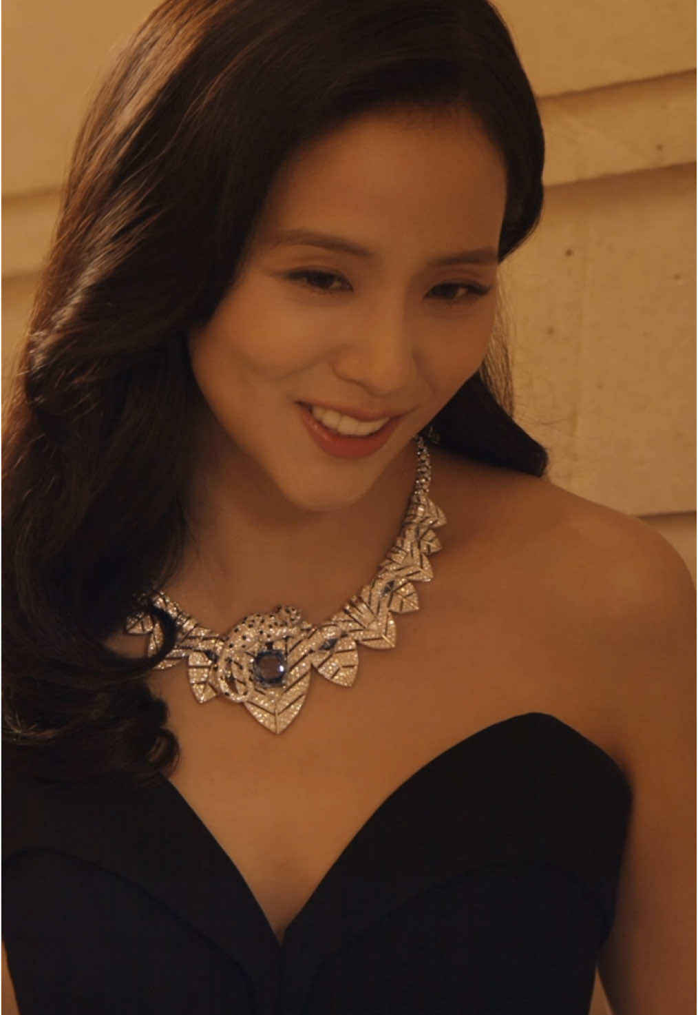 A unique Panthère de Cartier creation from the Nature Sauvage High Jewelry collection debuts at Le Grand Dîner du Louvre, worn by the Maison’s global ambassador JISOO. @Musée du Louvre #CartierHighJewelry #GrandDinerLouvre