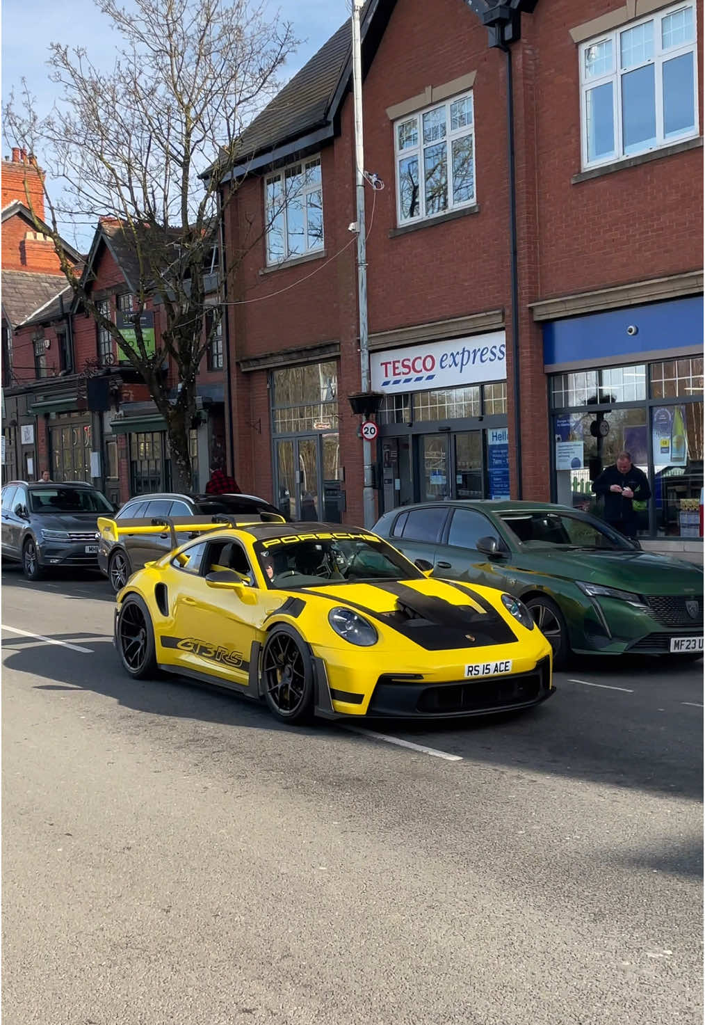 Perfect timing when the ferrari drove past 😂 #porsche #992gt3rs #carsoftiktok #carspotting #cars #plsdontflop #plsgovial 