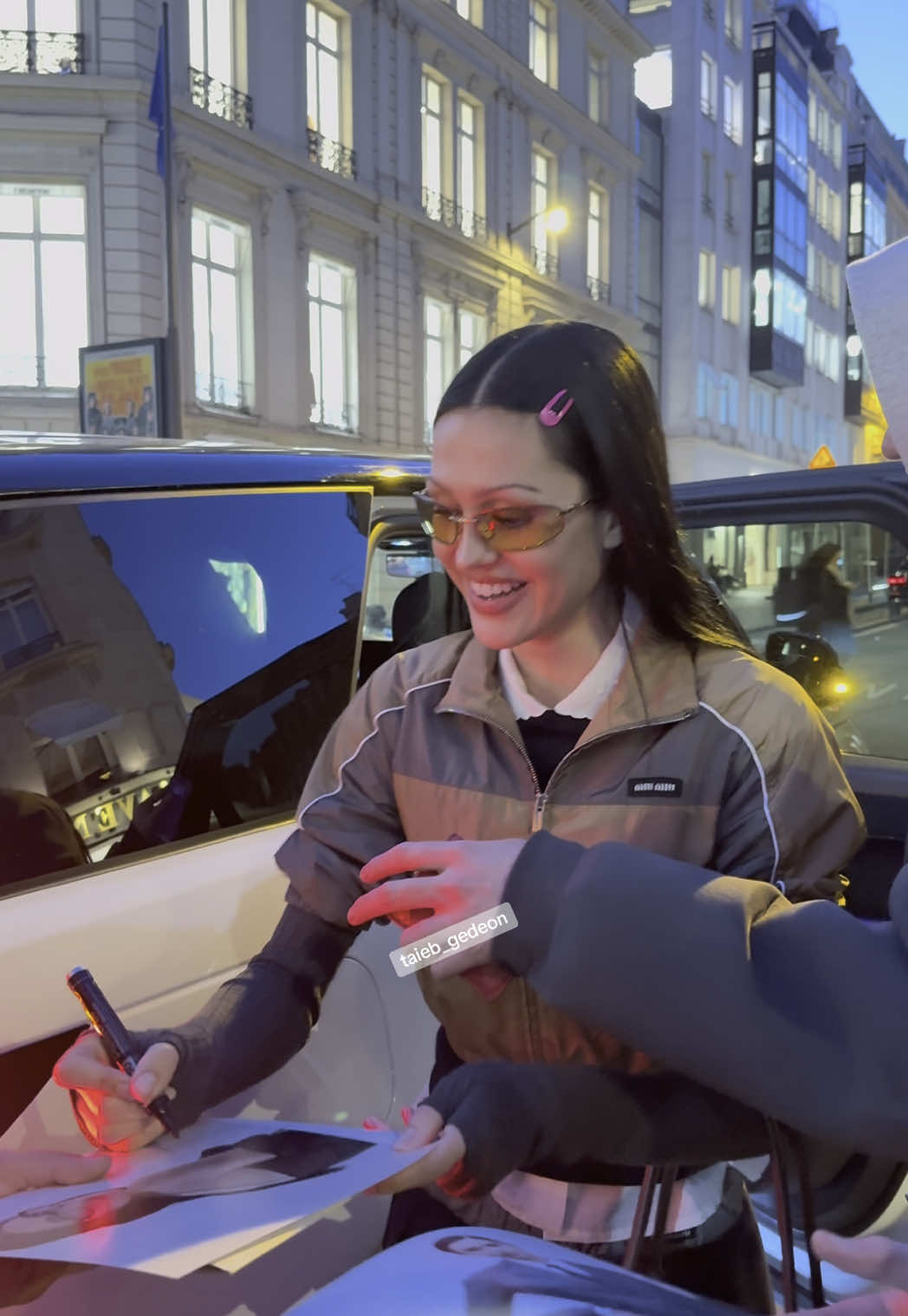 #ameliagray leaves the restaurant L’avenue and signs photos in Paris #pourtoii #model 