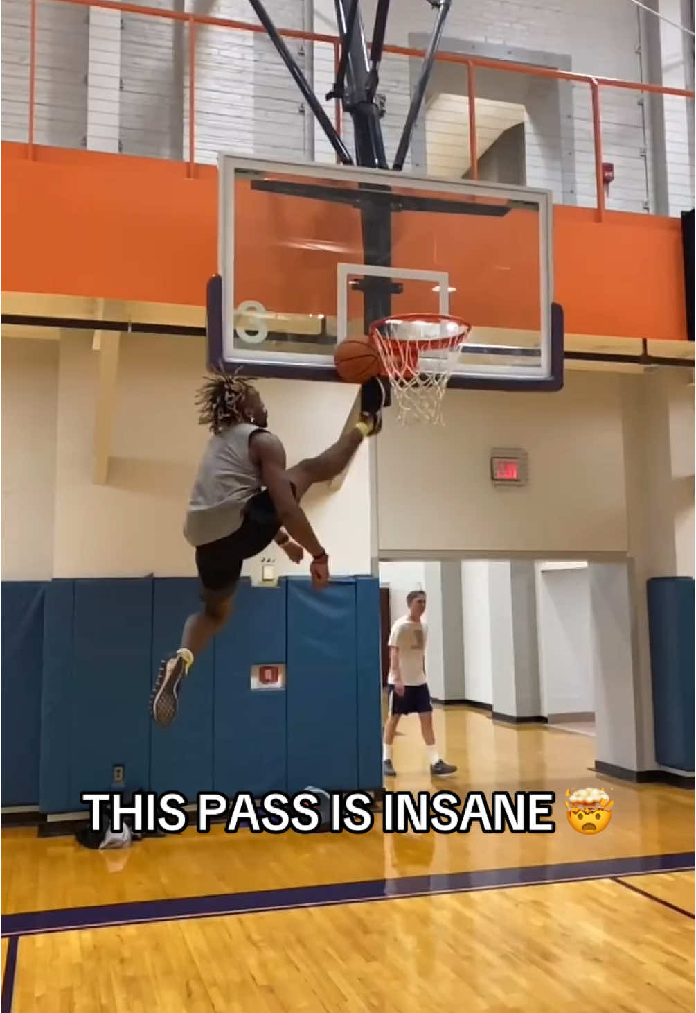 The pass was better than the dunk 😭😭 (via kingdac/IG) #dunk #basketball #hops #assist #trickshots 