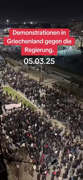 In Griechenland finden derzeit massive Demonstrationen und Streiks statt, die sich gegen die Regierung von Premierminister Kyriakos Mitsotakis richten. Anlass ist das zweite Gedenken an das Zugunglück von Tempi im Jahr 2023, bei dem 57 Menschen ums Leben kamen. Die Proteste fordern Gerechtigkeit für die Opfer und eine vollständige Aufklärung der Katastrophe, die als Symbol für institutionelles Versagen gilt#fürdich #demo 