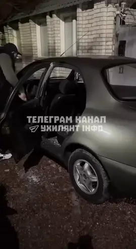 В Харькове сотрудники ТЦК стреляли в мужчину и побили стекла его авто. В соцсетях девушка рассказала, что ее брата остановили 15 представителей ТЦК и требовали документы.  Во время разговора сотрудник ТЦК выстрелил, после чего мужчина бросился убегать и смог уйти через дворы. В качестве мести сотрудники ТЦК разбили стекла его авто. Прибывшая на место полиция нашла гильзу от пистолета. Сайт 