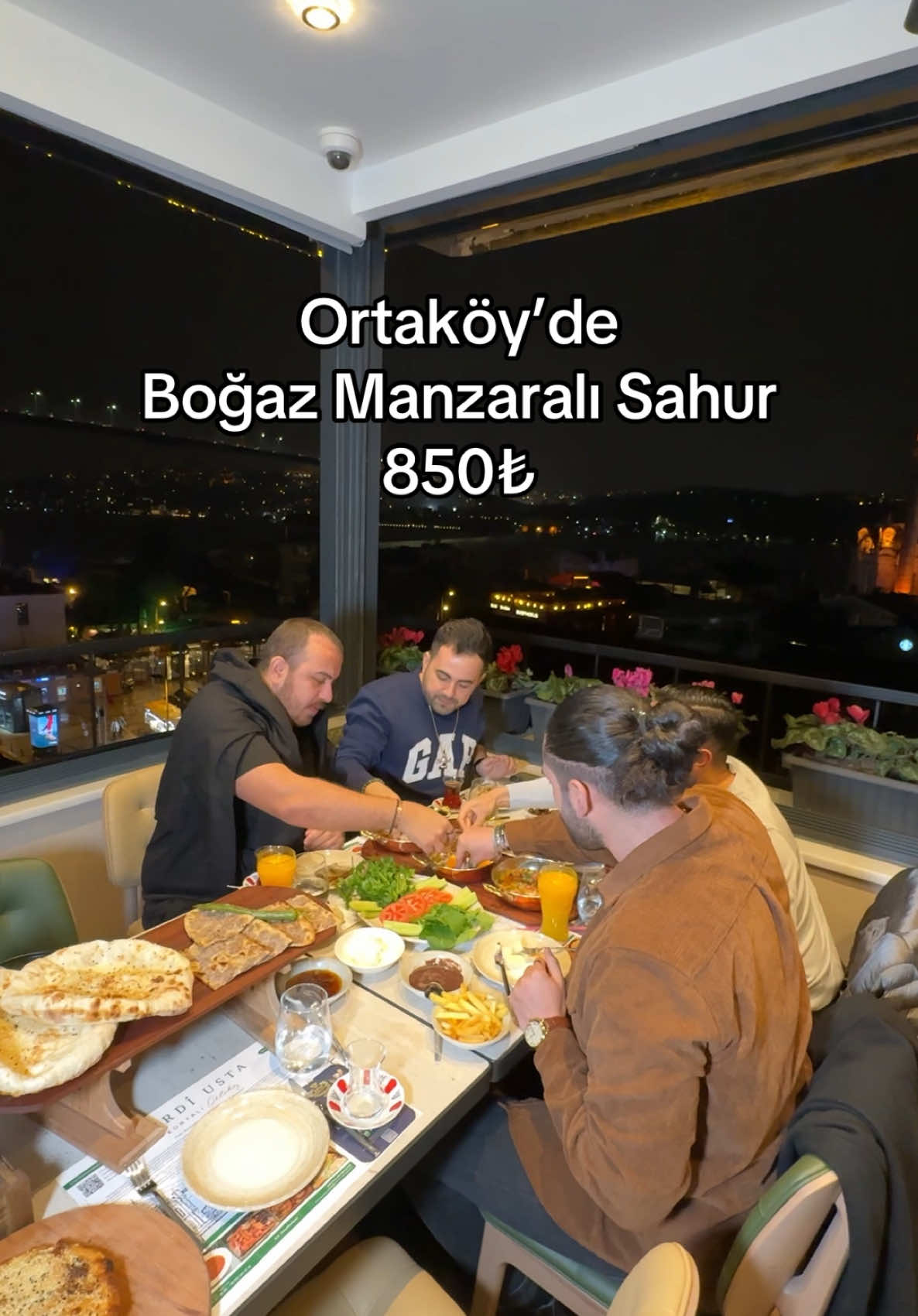 Ramazan ayında iftar kadar sahuru da hep birlikte yapmayı çok seviyorum @konyalıferdiusta #ortaklık ☺️ bugün de yine arkadaşlarla toplanıp sohbete ve lezzete doyduğumuz muhteşem bir sahur yaptık, üstelik yanımızda Ortaköy Camii, karşımızda 15 Temmuz Şehitler Köprüsü masamızda da nefis lezzetler vardı 😍 yağ somunu ve etli ekmeğin tadına doyamadık diyebilirim, burayı kaydedin listenizde bulunsun 💫 Kişi Başı Sahur 850₺ Her Şey Dahil (Portakal Suyu Ekstra) - - #istanbul #ortaköy #sahur #iftar #yemek