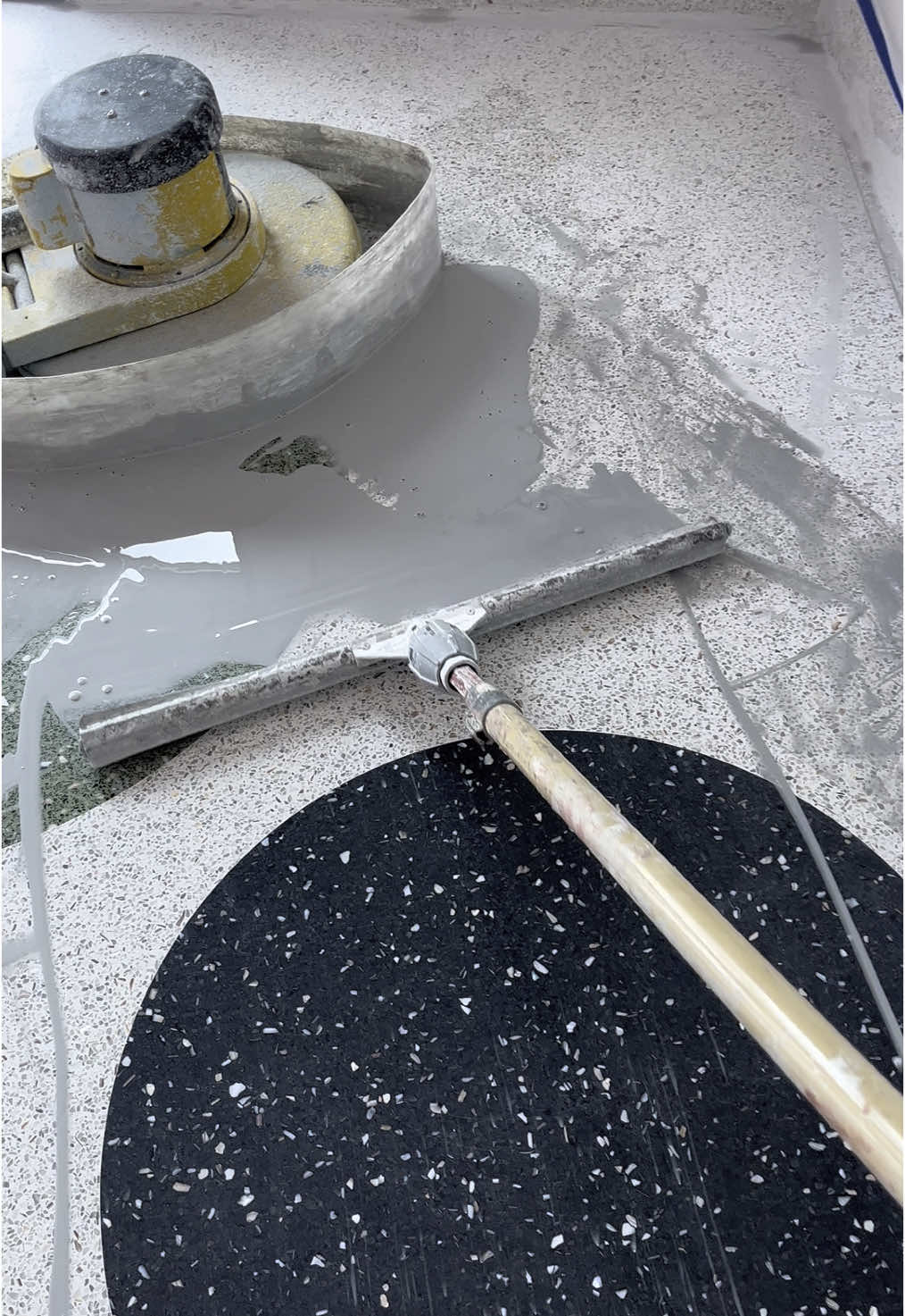 Polishing terrazzo floors #polish #epoxyart #resin #terrazzo #terrazzodesign #epoxyfloor #epoxy 