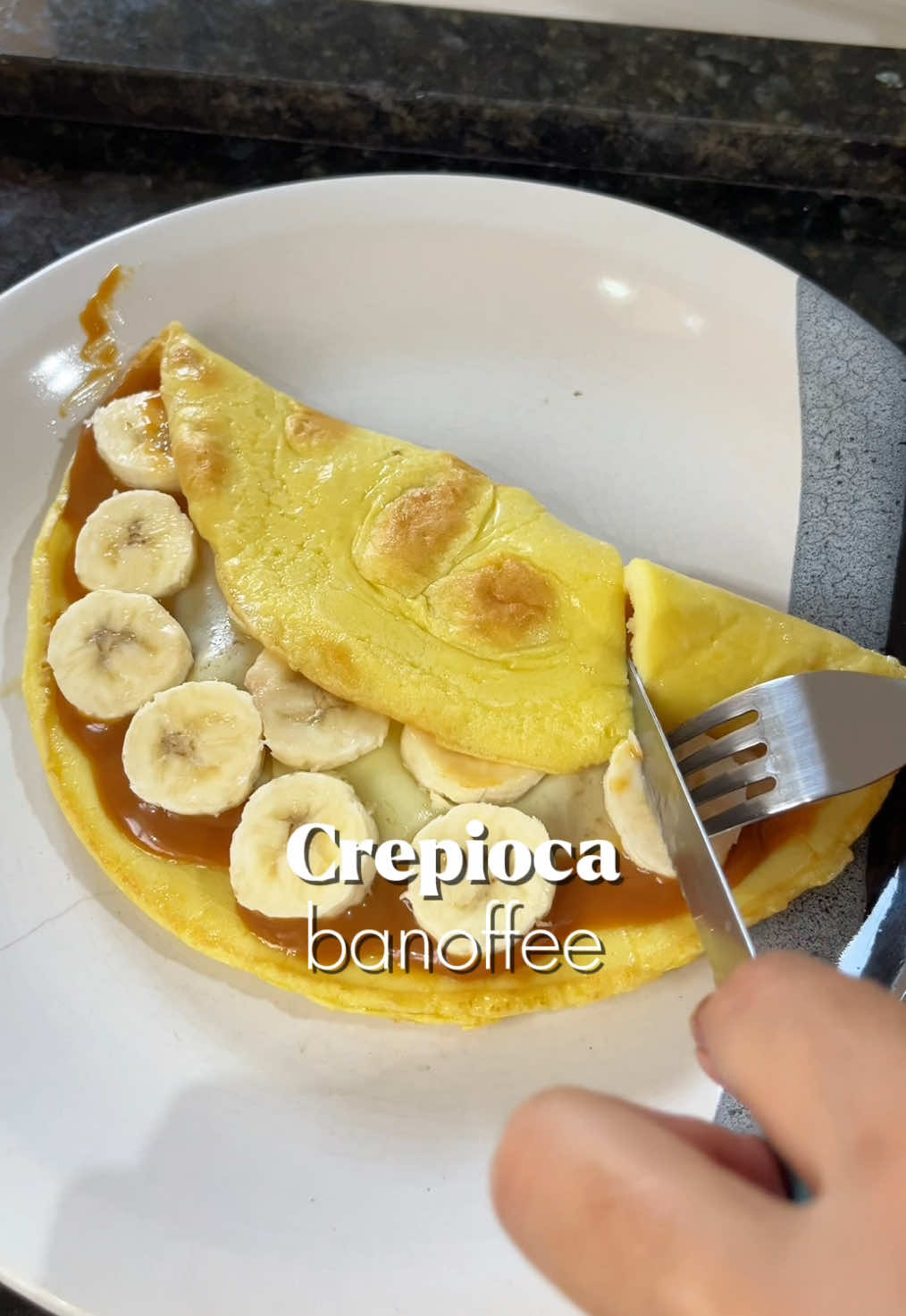 Crepioca Banoffee🍌 Ingredientes: 3 ovos 3 colheres de tapioca  Sal a gosto 1 colher de doce de leite  1 fatia de mussarela  1 banana fatiada Modo de preparo no vídeo. #receita #receitasfaceis #receitas #receitasimples #receitassaudaveis #receitafacil #CapCut 