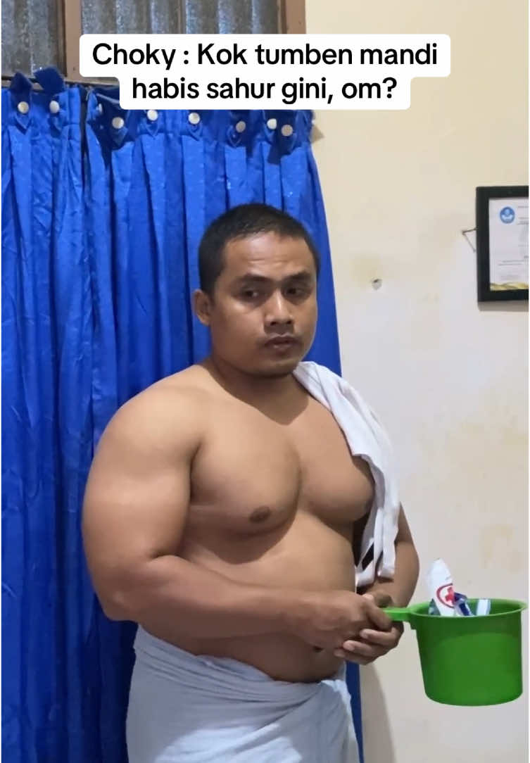 Kok tumben ya si om mandi habis sahur gini. Dia abis ngapain ya? #Ramadan 