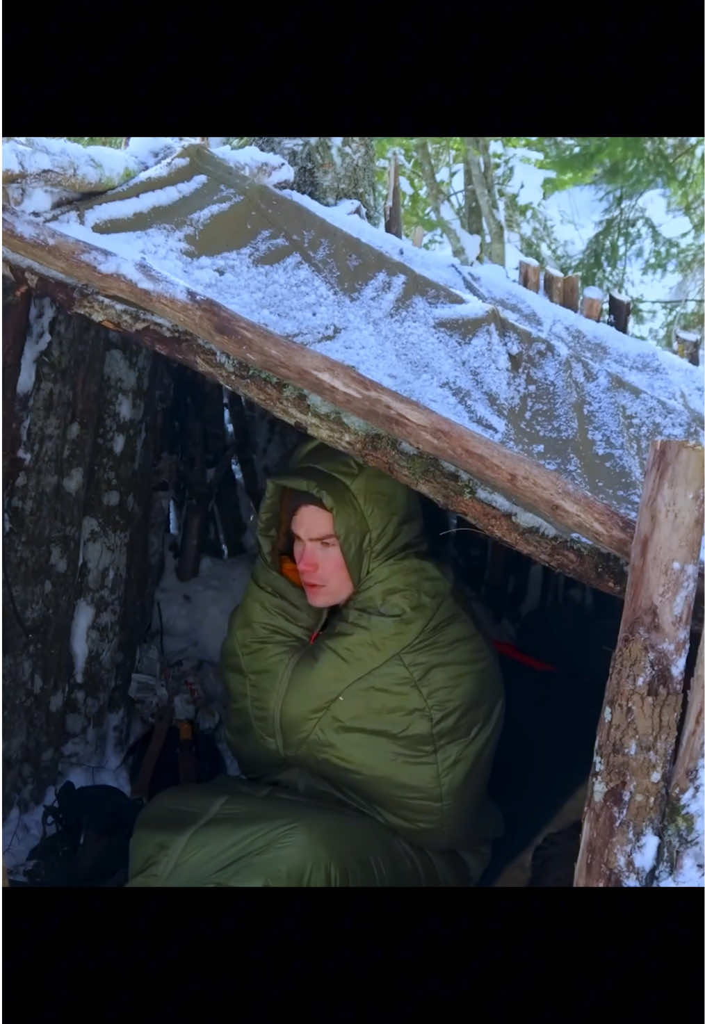 Sozinho na imensidão da floresta congelada! ❄️🌲 Com neve por todos os lados, este homem destemido serra madeira e constrói sua própria cabana rústica, desafiando o frio extremo com habilidade e determinação. Com sua fogueira acesa, ele prepara refeições quentes e aproveita o calor para se manter aquecido, transformando o ambiente gelado em um verdadeiro refúgio de sobrevivência. Uma experiência intensa de autossuficiência, resistência e conexão com a natureza selvagem! 🔥🏕️ #snowcamping #bushcraft #wildernesscamping #solocamping #survivalcamping #woodworking #campinginthesnow #winteradventure #offgridlife #campinglife #firecraft #extremeweather #adventuretime #outdooradventure #cozycabin #exploremore