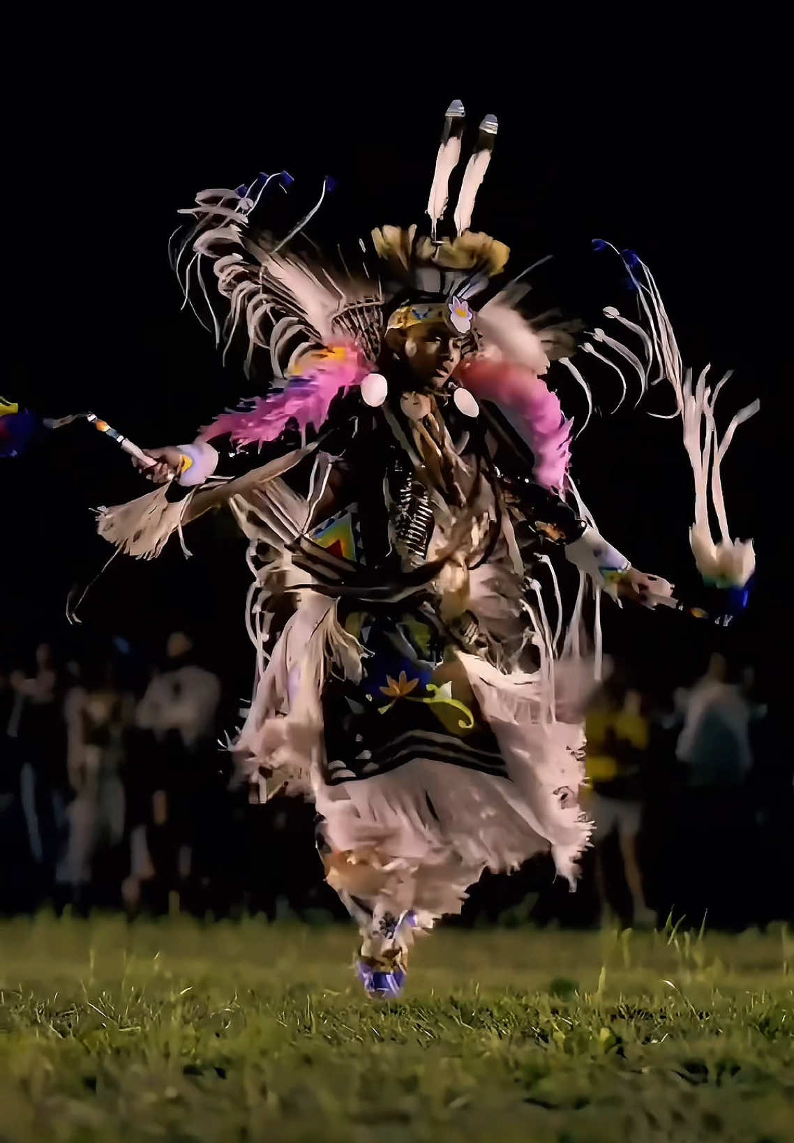 Stanford Powwow #viisualphotography #nativeamerican #nativeamericanmusic #powwowtrail #cree #nativepride #comanche #cherokee #nativepeople #sioux #powwow #navajos #firstnations #history #dance #jingledress #culture #suite #viral #foryou #fpy 