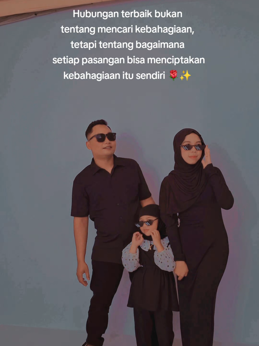 Jangan pernah anti kamera ya, Kita bukan si paling kamera, tapi waktu berkelanjut, kenangan hanya bisa di kenang, foto dan video adalah suatu alat untuk kita bisa melihatnya kembali✨️ Gaya bebas kite nih🤪👋 #keluargabahagia   #fotostudio #bahagiaselalu #tilljannah #coplegoals #gayabebas #asik #4u #janganganggu 
