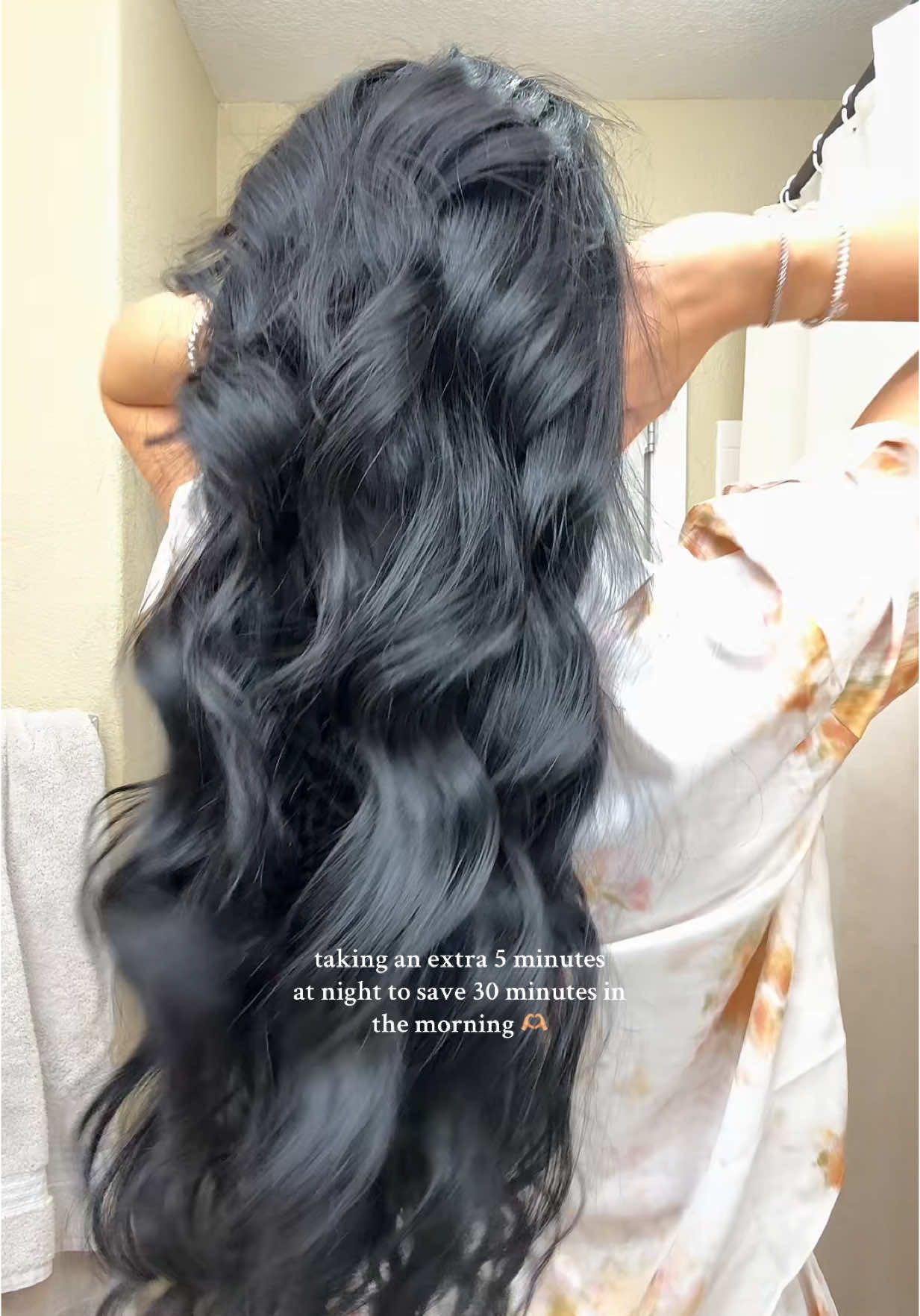 Not having to curl my hair each morning is the best thing about heatless curls @Kitsch LLC  #heatlesscurls #overnightcurls #beauty #hair #hairstyle #hairtutorial #hairhack #foryou #fyp 