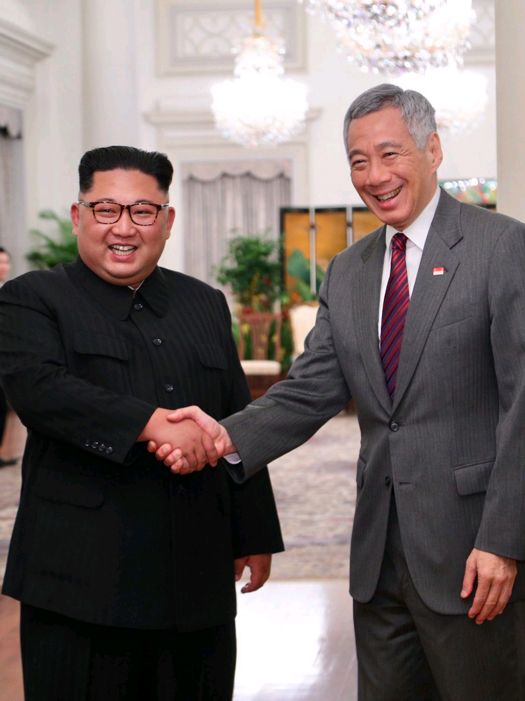 Kim Jong Un Meets Lee Hsien Loong on the First Day of His Arrival in Singapore, Preheating the DPRK-US Summit   On the day Kim Jong Un arrived in Singapore, that is, in the afternoon of June 10, he met with Singapore's Prime Minister Lee Hsien Loong. This meeting took place one day before the summit between Kim Jong Un and Donald Trump, demonstrating Singapore's role as the host country in this historic meeting. Prime Minister Lee Hsien Loong expressed pride in hosting this summit and believed that it was good news both for Singapore and for world peace.#FYP #fypシ   #fypシ゚viral  #金正恩  #김정은 #DPRK  #кимченын  #kimjongun #NorthKorea  #คิมจ็องอึน #kimilsung #hochiminh  #risolju #korea  #tiktokindia #kim #kimilsung #kimjongil #كيمجونغعن #キム・ジョンウン  #किमजोंगउन #CoréeduNord #CoreadelNorte #СевернаяКорея #nordkorea #북한 #เกาหลีเหนือ  #CoreiadoNorte #coreadelnord #noordkorea #nordkorea #donaldjohntrump #Trump #الشمالية #将军 #金正恩氏 #CoreadelNorte #北朝鮮 #朝鲜 #충의 #恩情 #朝鲜半岛 #NorthKoreaNews #DPRKNews #KoreanPeninsula #朝鮮半島 #조선반도 #忠诚 #太阳 #白头山 #백두산 #KimYoJong #元帅 #김정일 #김일성 #김요정 #地表最强 #地表最强80后 #最强80后 #忠誠 #新加坡 #singapore #leehsienloong 