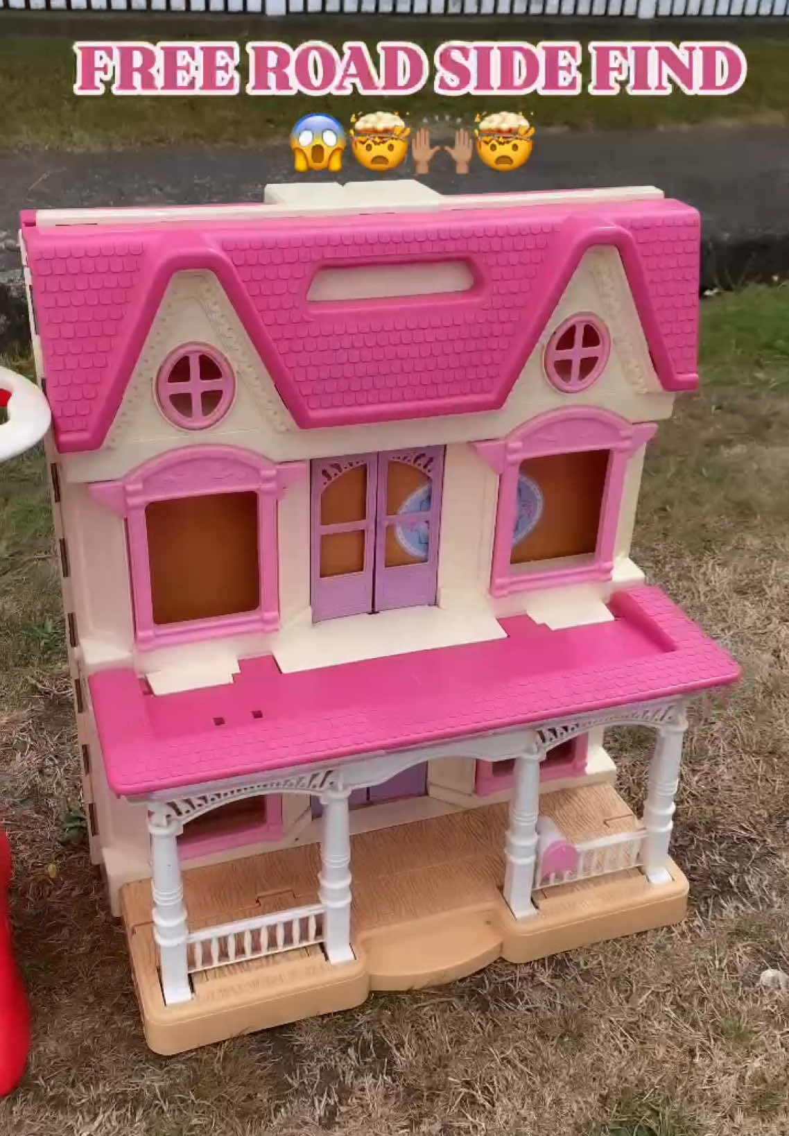 Road side finds are basically a non existent thing in New Zealand so this was a lucky find! 🤩🤯 1993 Fisher Price Loving Families Dollhouse 🏠 #roadsidefinds #FREE #finds #newzealand #fisherpricevintage #fisherprice #fyp #foryou  