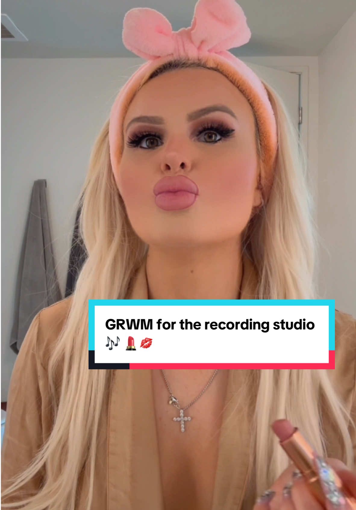 #GRWM studio: Been on my studio GRIND lately!!! I could live in the booth tho fr 🥰 💄 💋 🎶 @Charlotte Tilbury  #grwmmakeup #grwmstorytimeedition #MakeupRoutine #charlottetilbury #charlottetillburymakeup #charlottetillburylipstick #beautifulglam #recordingartist #recordingstudio #grwmstudioedition #grwmstudioday #makeupgirly #makeupgirls #blondesoftiktok #blondesqaud #singersongwritersoftiktok #dayinthelife 