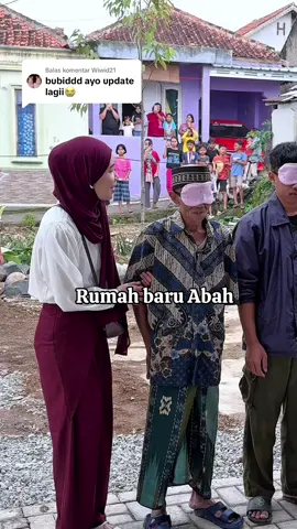 Membalas @Wiwid21 Alhamdulillah kita berhasil memberikan rumah baru yang lebih layak untuk abah, terimakasih banyak teman-teman🥹❤️ ohya maaf ya kalau kurang enak nanti liat cat rumah abah yang bagian dalam karena belum kering sepenuhnya, abah pengen segera nempatin rumah baru katanya🙏 rencana awal hanya renovasi tapi ktika timku lihat konstruksi rumah abah sebelumnya tidak kokoh dan hawatir renovasinya gak bertahan lama, ahirnya kita sepakat untuk bangun dari 0 lagi, dgn mnghancurkan bangunan lama dan membangun baru. Memakn wkt hampir 1 bulan sampai selsai semuanya. Proses pembangunannya bisa dilihat di vdeo sebelumnya, kita pakai hebel,dan material bagunan lain yang bagus InsyaAllah tahan lama buat tinggal abah serta cucu-cucu abah kelak..❤️