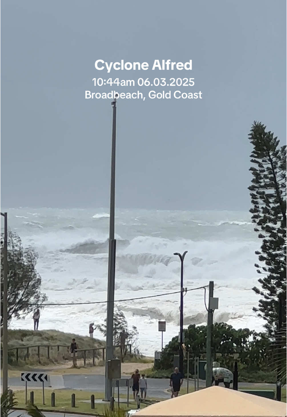 ondas de 5-7m de altura 🌊 ventos fortes e chuva 🌪️ #CycloneAlfred #goldcoastcyclone #cyclone #cyclonewatch 