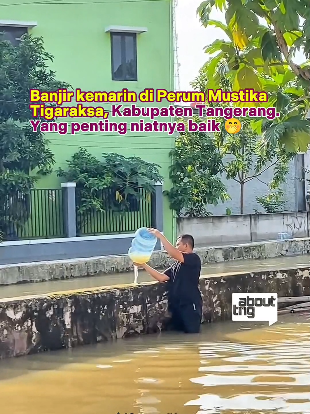 Salah satu banjir core di Perum Mustika Tigaraksa. Yang penting ada usaha ya pak, semangat! 🤭 #abouttng #tangerang #banjir 