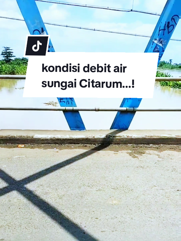 kondisi debit air sungai Citarum di jembatan.batujaya Karawang.Jawa Barat.siap siaga 1 #hujanbanjir #banjirkarawang #banjir #krawang #jembatanbatuja #airmeluap #karawangtiktok #karawanghitz #hujan🌧️ #jawabarat 