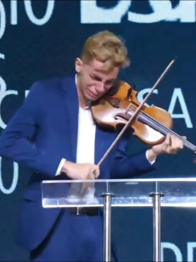 Umadeb- Italo Rezende tocando violino e sentindo a presença de Deus #umadeb2025 #carnaval2025 #violino #tik #viral_video #fyyyyyyyyyyyyyyyy #congresso #jovens #vaiprafy #brasilia #umadeb #2025 