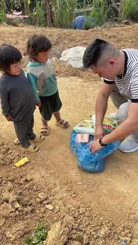 Trẻ em chính là những mầm non tương lai, xứng đáng được nhận tình yêu thương từ người lớn#hàgiang2024❤️ #thaygiaovungcao #vuongthediem 