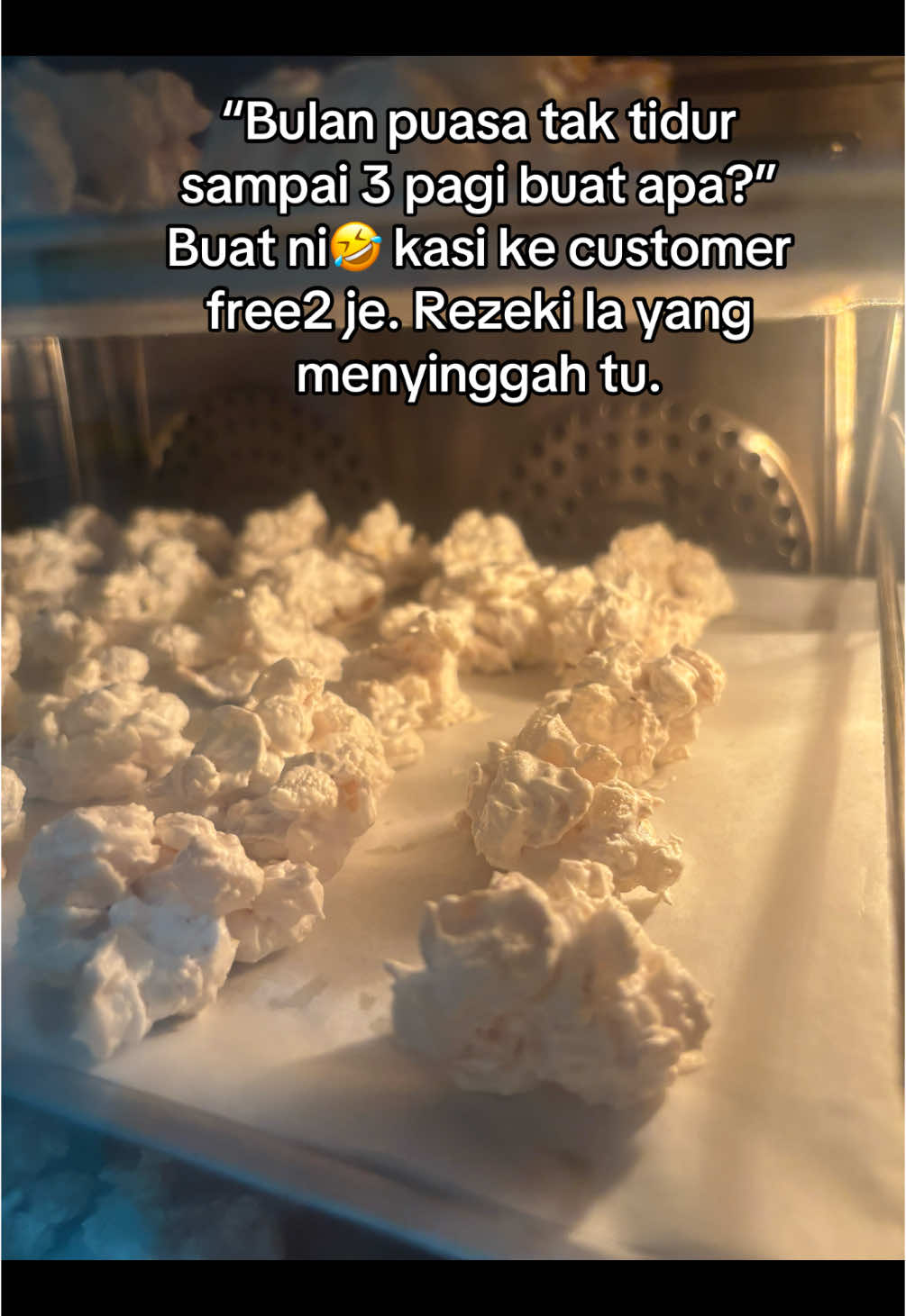 Customer2 lama dah faham sangt dah. Kalau seketul ena baking tanpa hala tuju, mesti diorang jadi mangsa kene makan🤣  Meringue Cornflakes 3 biji putih telur AA / 4 Biji putih telur B 220gram caster Vanilla 2tsp cuka 2tsp tepung jagung Garam sikit Cornflakes secukupnya Bakar 100c 1 jam. Atau oven biasa 130c 1jam 15 minit.  Rasa die manis meringue, rangup cornflakes. Letak kismis atau cranberry mesti sedap. Tabur seasalt. Ok nanti buat lagi hahahaha 