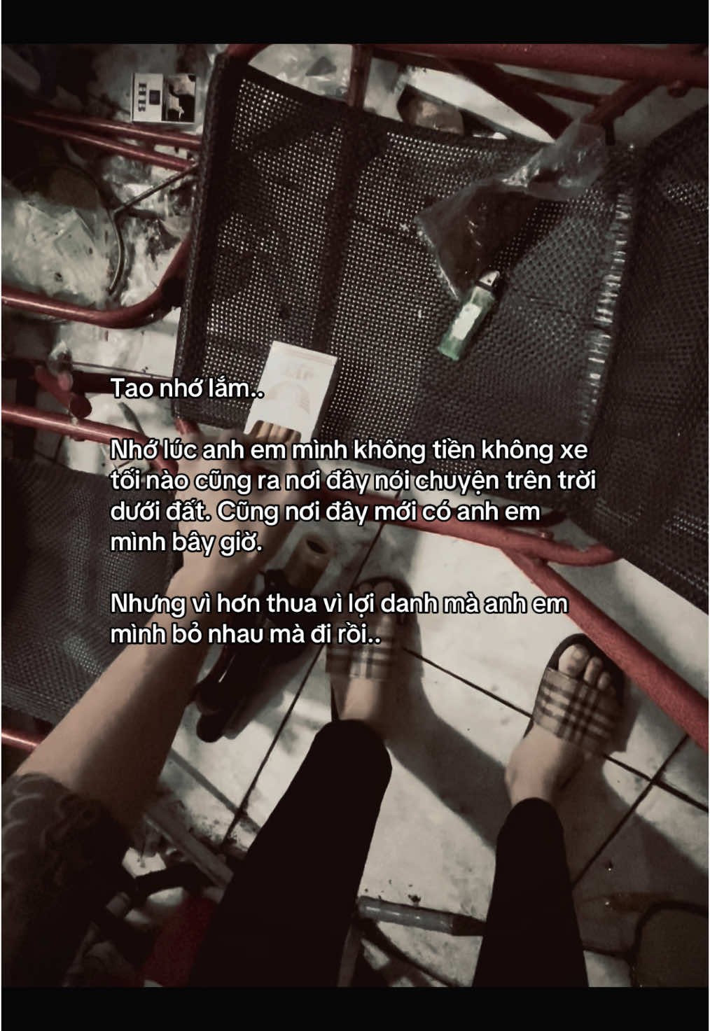 Tao nhớ lắm.. Nhớ lúc anh em mình không tiền không xe tối nào cũng ra nơi đây nói chuyện trên trời dưới đất. Cũng nơi đây mới có anh em mình bây giờ. Nhưng vì hơn thua vì lợi danh mà anh em mình bỏ nhau mà đi rồi..
