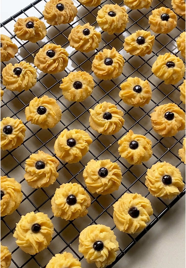 🌸 KUE SEMPRIT 🌸  Bahan-bahan :  * margarin 200 gr  * gula halus 70 gr ( kalau suka manis banget boleh ditambah )  * vanili 1 sdt  * kuning telur 1 butir  * tepung terigu 230 gr  * susu bubuk 15 gr  * tepung maizena 40 gr  * chocochips secukupny  Panggang suhu 130’c api bawah selama 20 menit , api atas 15 menit  Hasil 1 resep 450 gr  #semprit #kuesemprit #cookieslebaran #kuekering #bakers #idejualan #isiantoples #resepmudah #semogabermanfaat #belajarbaking #fypage #fyp 