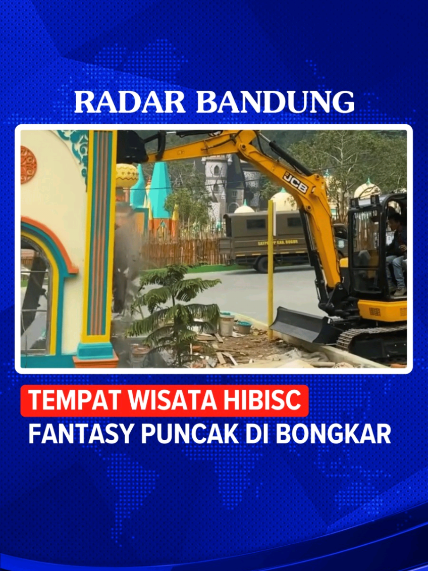 Warga secara paksa meminta petugas membongkar tempat rekreasi Hibisc Fantasy Puncak yang berdiri di tengah-tengah kebun teh, Cisarua, Kabupaten Bogor, pada Kamis (6/3/2025). Pembongkaran ini setelah Gubernur Jawa Barat Dedi Mulyadi memerintahkan pembongkaran dilakukan karena adanya ketidaksesuaian antara izin yang diajukan dan luas lahan yang digunakan. 🎥: Rivaldi/Radar Bogor #bogor #terkini #dedimulyadi 