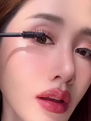 ทำให้ขนตาดัดงอยาวสวย ง่าย ทนนาน และหนาขึ้น อยู่ได้นานถึง 24 ชั่วโมงแบบไม่ต้องกังวล!