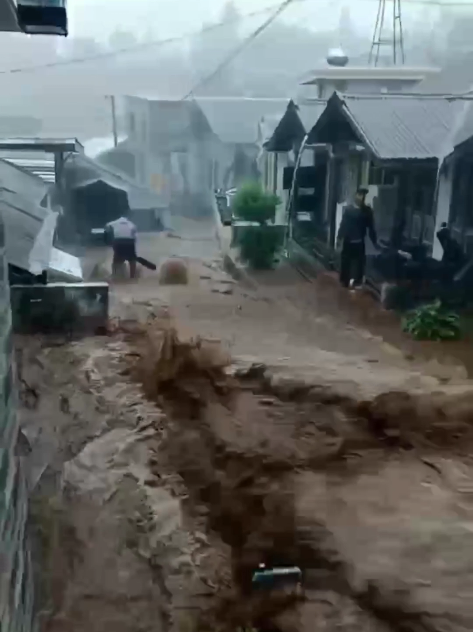 Beginilah Kondisi Tadi sore, kamis (6/3) di Desa Sirukeem kec Kalibening Banjarnegara yang mengalami hujan lebat lalu menyebabkan terjadinya aliran banjir. ** Demikian informasi sementara yang bisa disampaikan, bila ada tambahan, update terbaru ataupun koreksi bisa disampaikan melalui kolom komentar.  Kiriman Warga Banjarnegara  #banjarnegara #banjarnegaraterkini #kotabanjarnegara #kabupatenbanjarnegara  