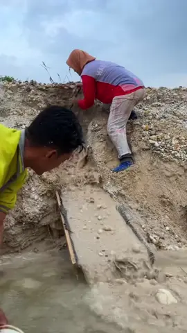 Looking for gold and panning for gold buried in#gold #goldpanning #mininggold #goldhunter#mininggold 
