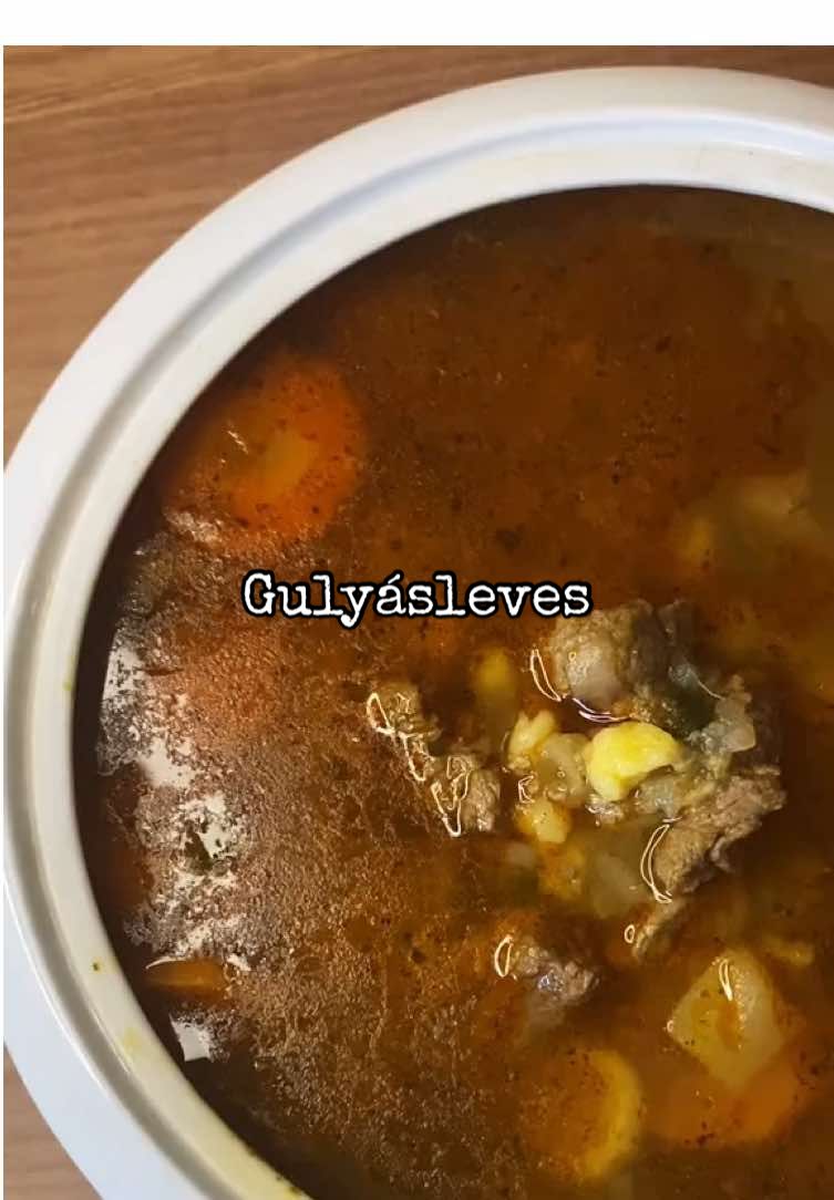 Gulyásleves 😊 #gulyásleves #levesrecept #hungariangoulash #magyarrecept #magyarételek #goulashrecipe #mutimitfőzöl #ebédötlet #marhagulyás #mutimiteszel #csipetke #marha #marhahús #gulyás #ebéd #magyarebéd #vasárnapiebéd 