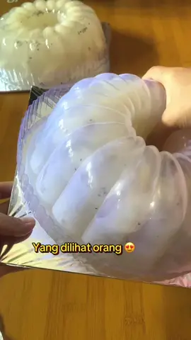 Yang diliatin orang, yg mulus tanpa hambatan, dibelakang layarnya, yaa gitu dehh 😂😭🤣 In frame longan coconut pudding.  #pudinglongan #pudingkelapa #takjil #takjilramadhan #hamperslebaran 