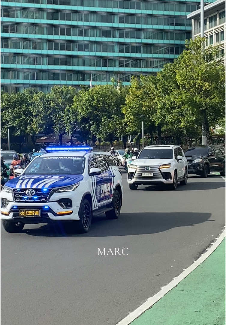Kang Dedi Mulyadi 🇮🇩🎖️#gubernurjawabarat #kdm #kangdedimulyadi #dedimulyadi #polri #polisi #gipol #patwal #carspotting #lexus #lx600 