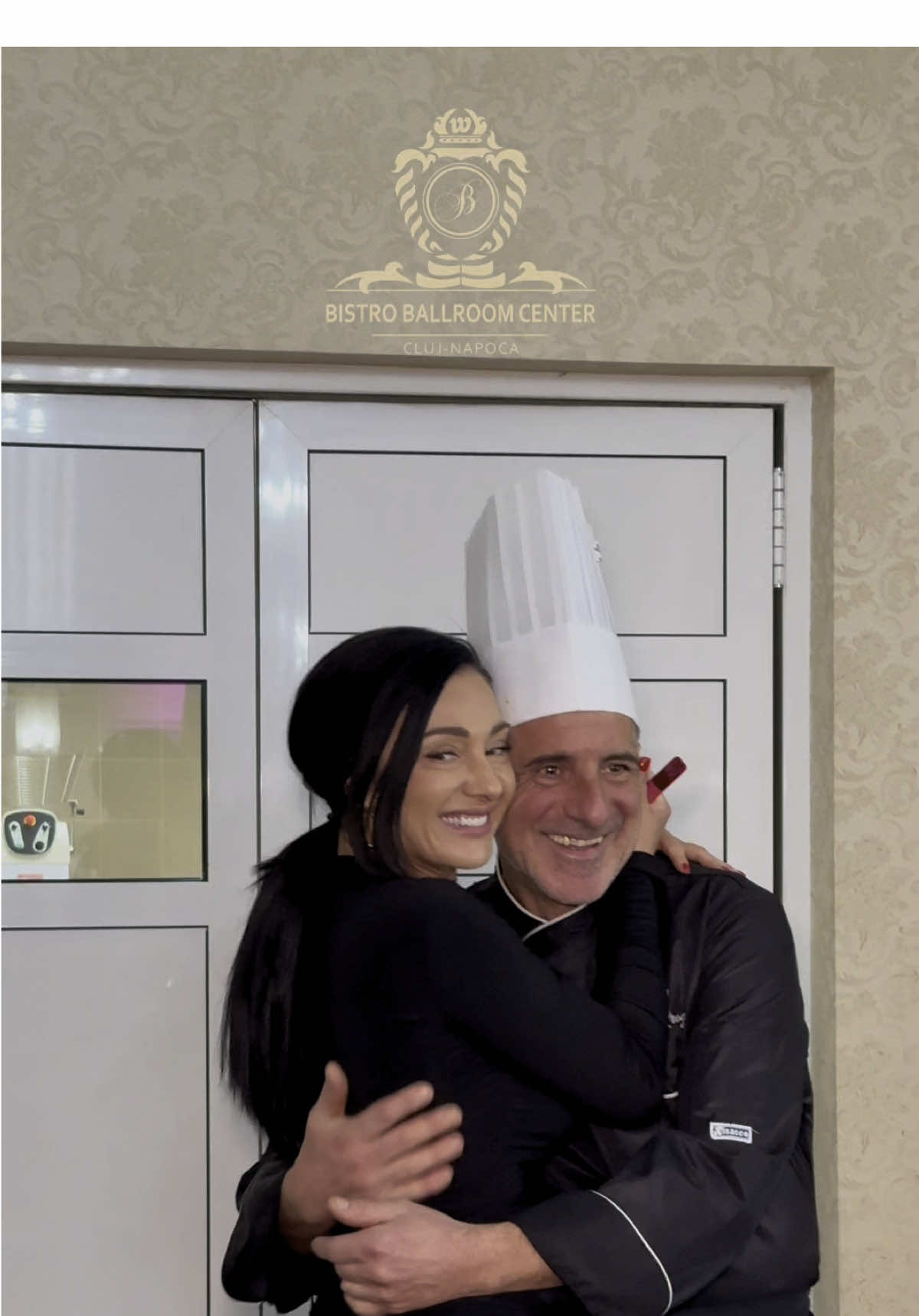 👨‍🍳 În familia Bistro Ballroom Center de ani de zile! Chef Csaba Uragdi este arma noastră secretă în materie de gastronomie, cel care transformă fiecare eveniment într-o experiență culinară memorabilă. Cu pasiune și dedicare, pregătește cele mai delicioase preparate pentru nunțile și evenimentele voastre speciale. 🤍 Vă așteptăm să descoperiți gustul autentic al momentelor de neuitat, alături de familia Bistro Ballroom Center!  📞 0745 588 257 🌐 www.bistroballroomcenter.ro 📍 Str. Bobâlnei nr. 66, Cluj-Napoca #weddings2025 #nunta #bistroballroomcenter #nunta2025 #fy #wedding #events #salaevenimente 