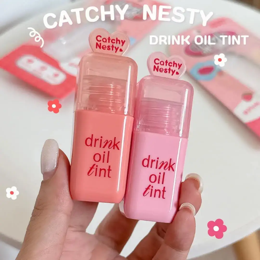 ปากฉ่ำฟูมากกก ~ 💕ลิปออยล์ทินท์ จาก Catchy Nesty  รุ่น Drink oil Tint เปลี่ยนสีตามค่า pH ด้วย ทาปากได้  ลงแก้มได้ด้วย ดูแก้มใสสุดๆ เป็นทินท์ออยล์ที่บางเบาไม่เหนียวปากเลย ที่สำคัญสีติดทนสุด มี 2 สีจ้า 💖 สี Pink สีชมพูหวานๆ สดใส  🍑 สี Peach สีส้มอมชมพู พีชๆ finished ดูเป็นสาววัยใส ฉ่ำมากก แนะนำตำมาเลยทั้ง  2 สีน่ารักมากกๆๆเลยยย~~  พิกัด Shopee : https://s.shopee.co.th/5AdIVC4yLz พิกัด Lazada : https://s.lazada.co.th/s.GFKhn#ฟีดดดシ #เปิดการมองเห็น 