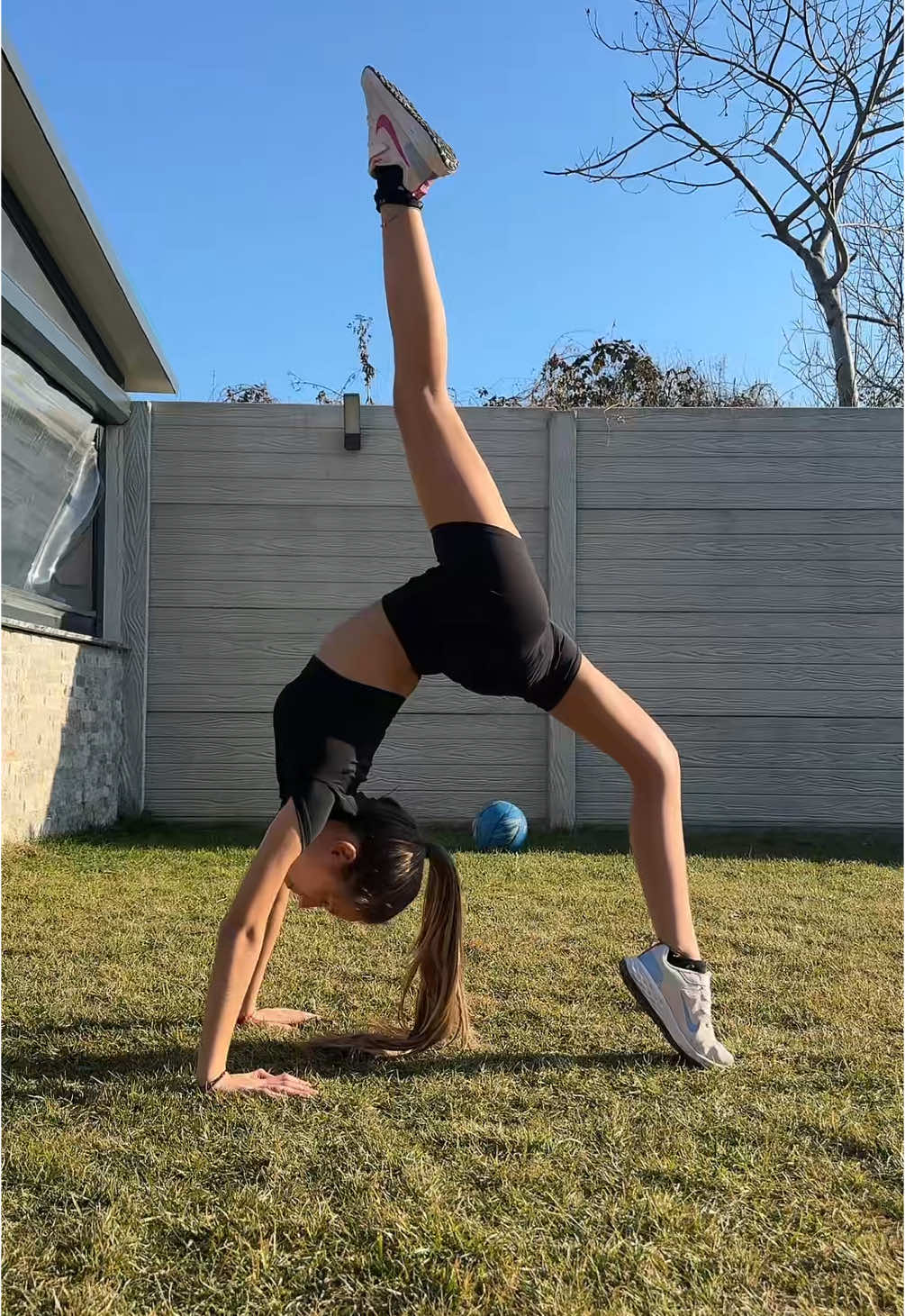 V-am zis ca încerc tot ce văd pe fy😂🩷🤸‍♀️  #tatemcrae #legchallenge #flexibilty #revolvingdoor #challenge #gymnast #viral #anto 